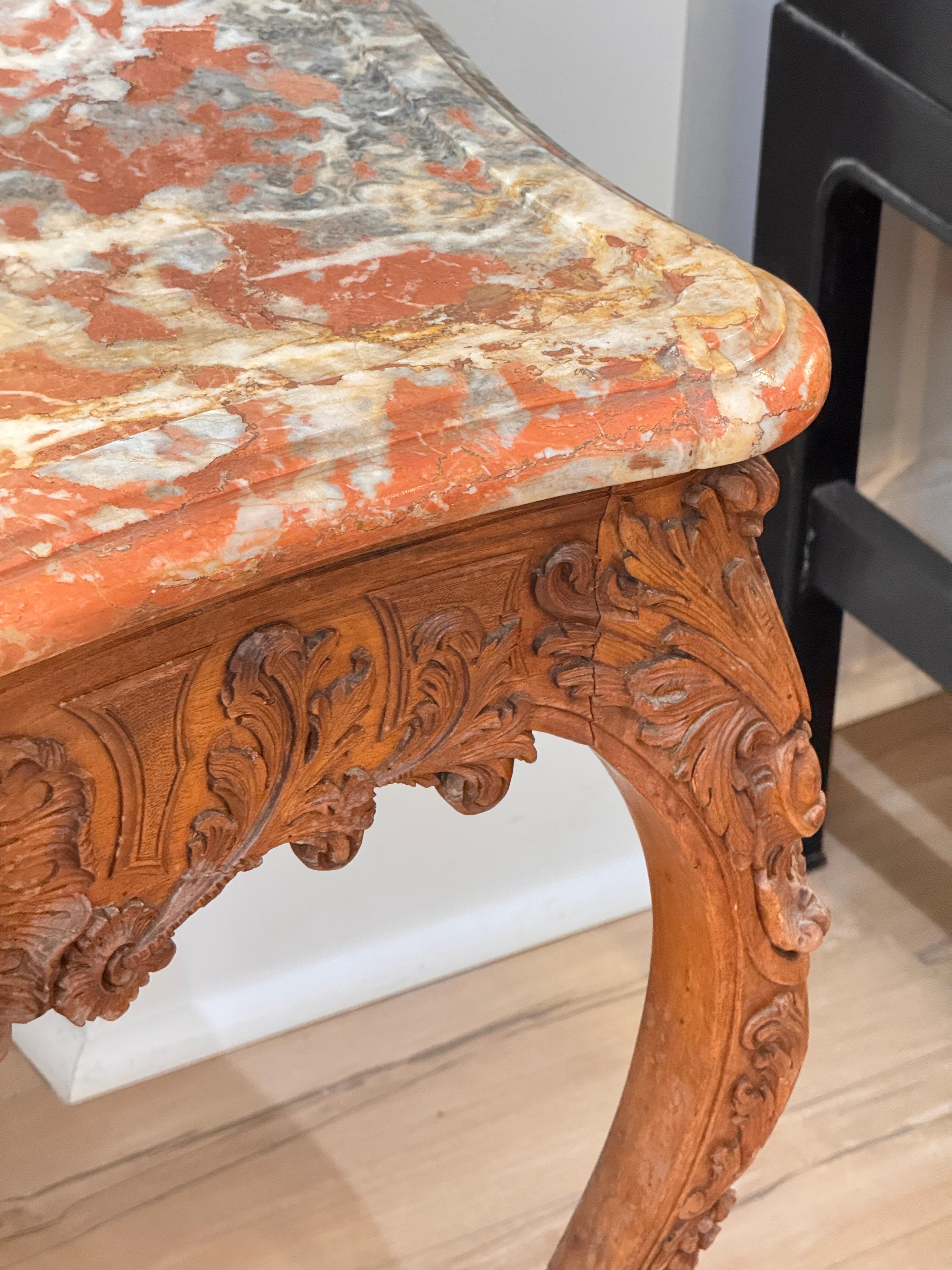 Mesa francesa de principios del siglo XIX tallada en madera de frutal con tapa de mármol rojo en venta 5