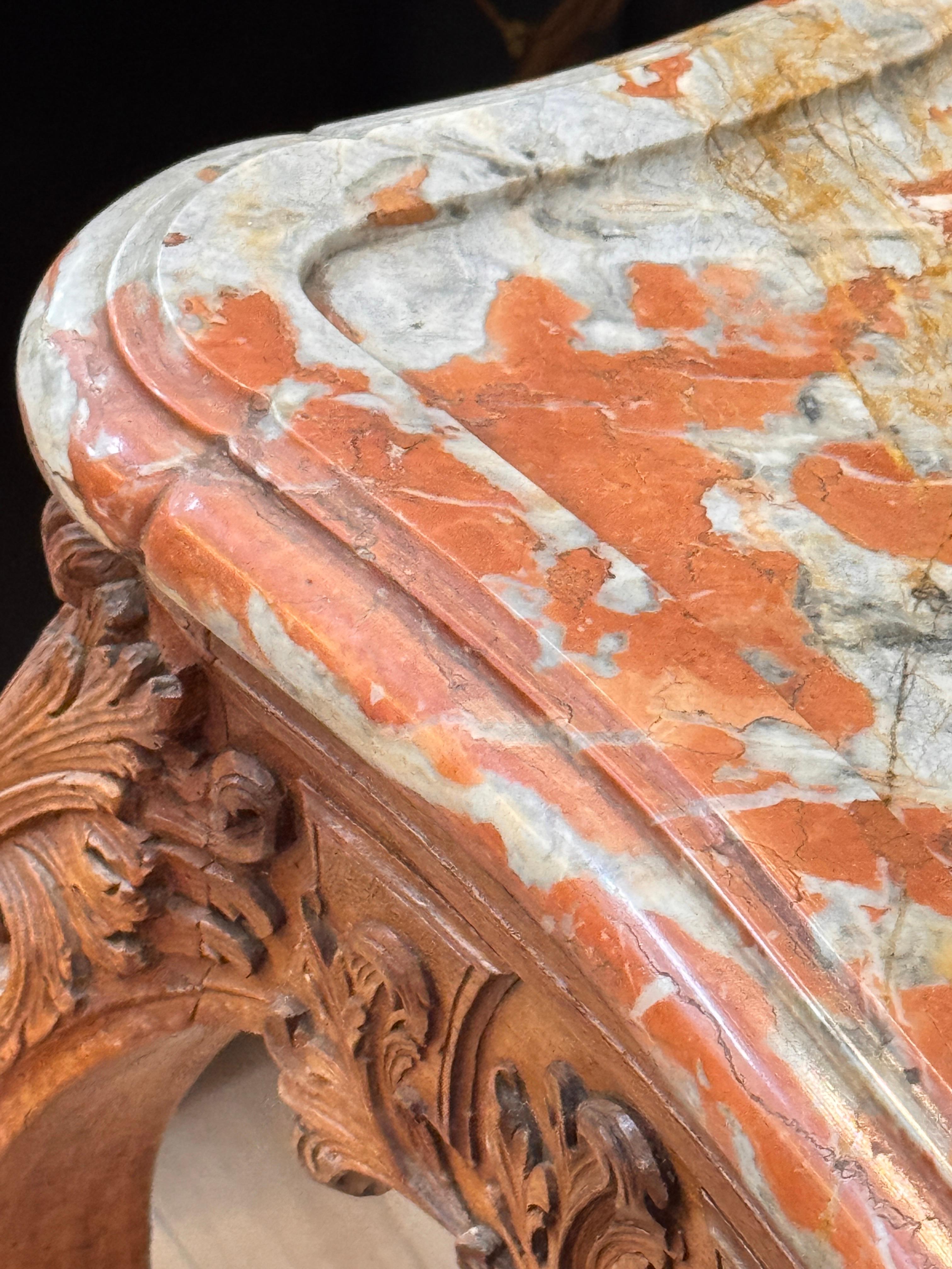 Mesa francesa de principios del siglo XIX tallada en madera de frutal con tapa de mármol rojo en venta 6