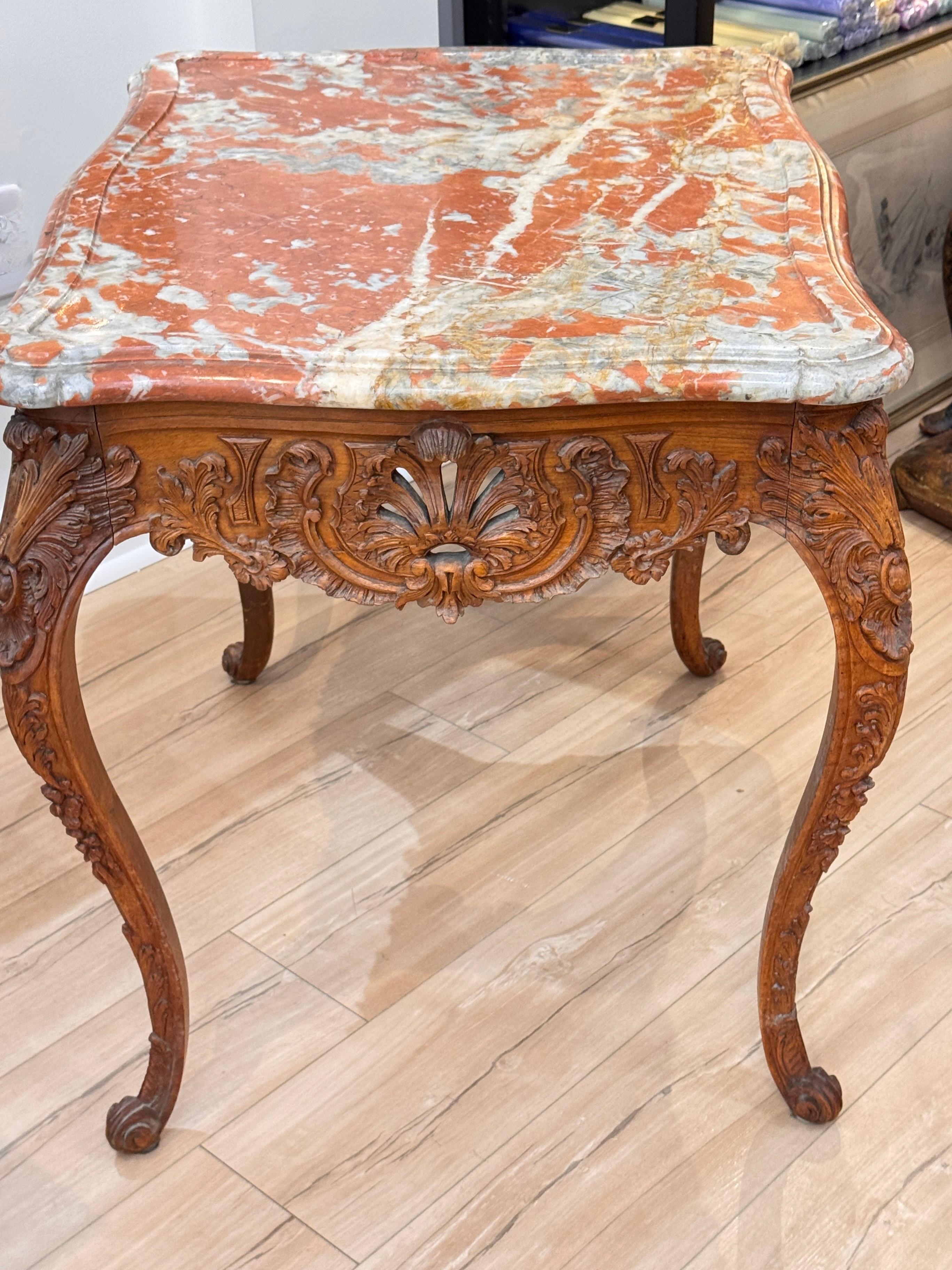 Mesa francesa de principios del siglo XIX tallada en madera de frutal con tapa de mármol rojo en venta 7