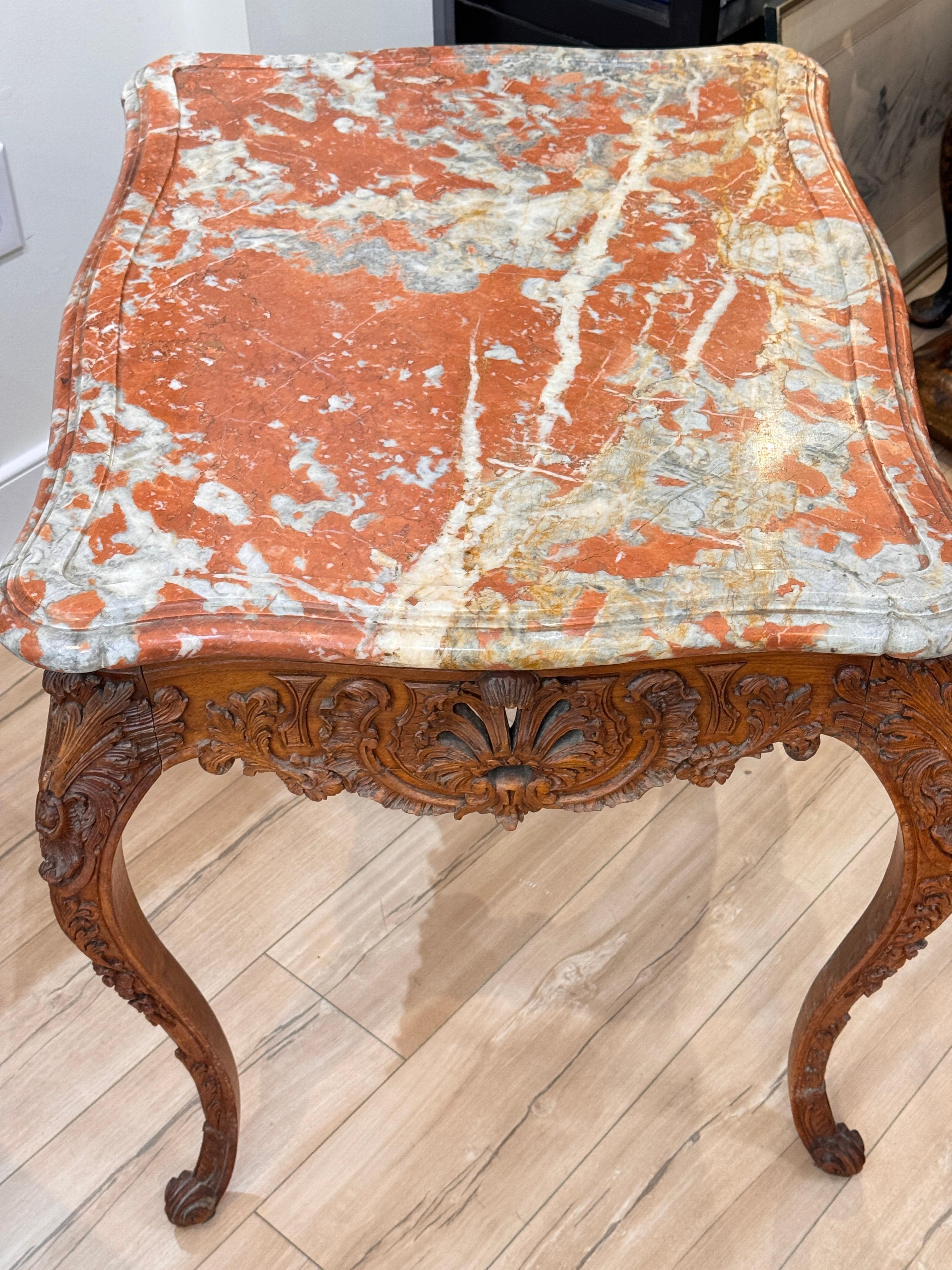 Mesa francesa de principios del siglo XIX tallada en madera de frutal con tapa de mármol rojo en venta 8