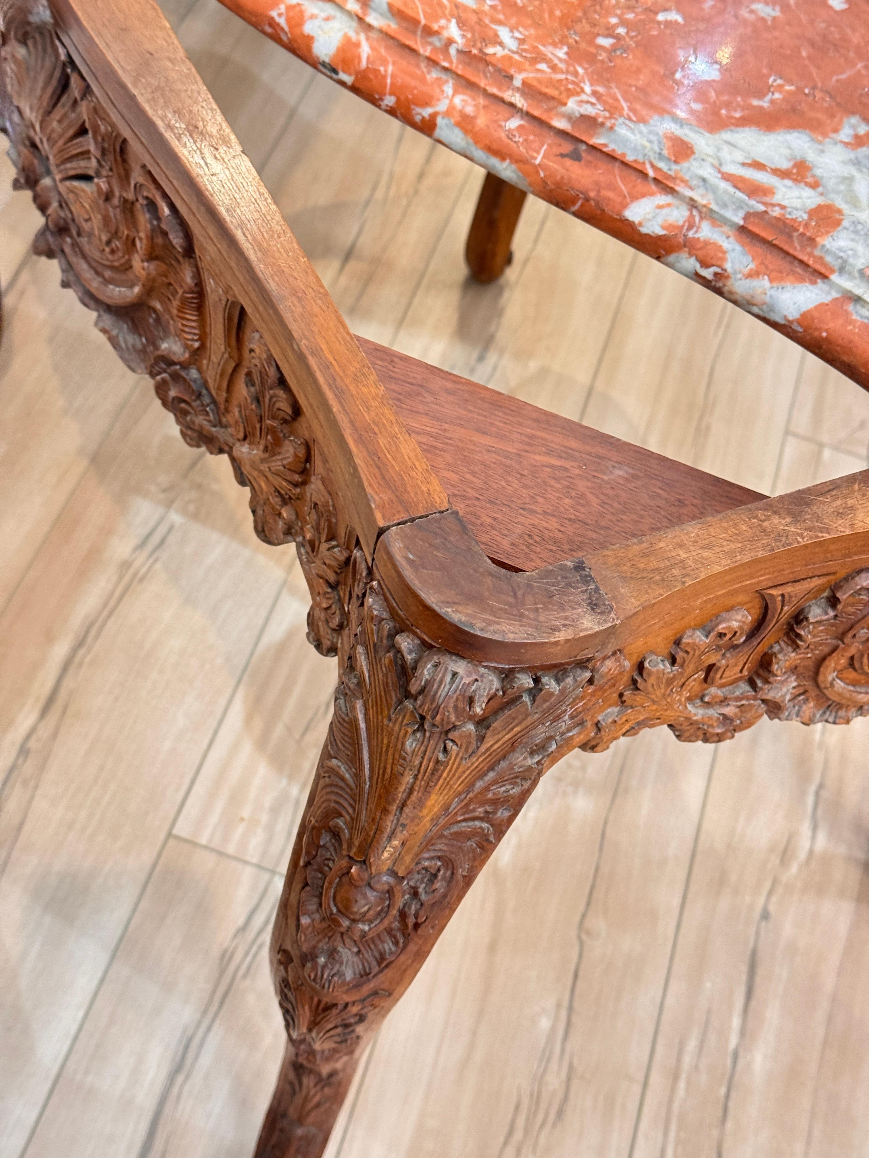 Mesa francesa de principios del siglo XIX tallada en madera de frutal con tapa de mármol rojo en venta 9