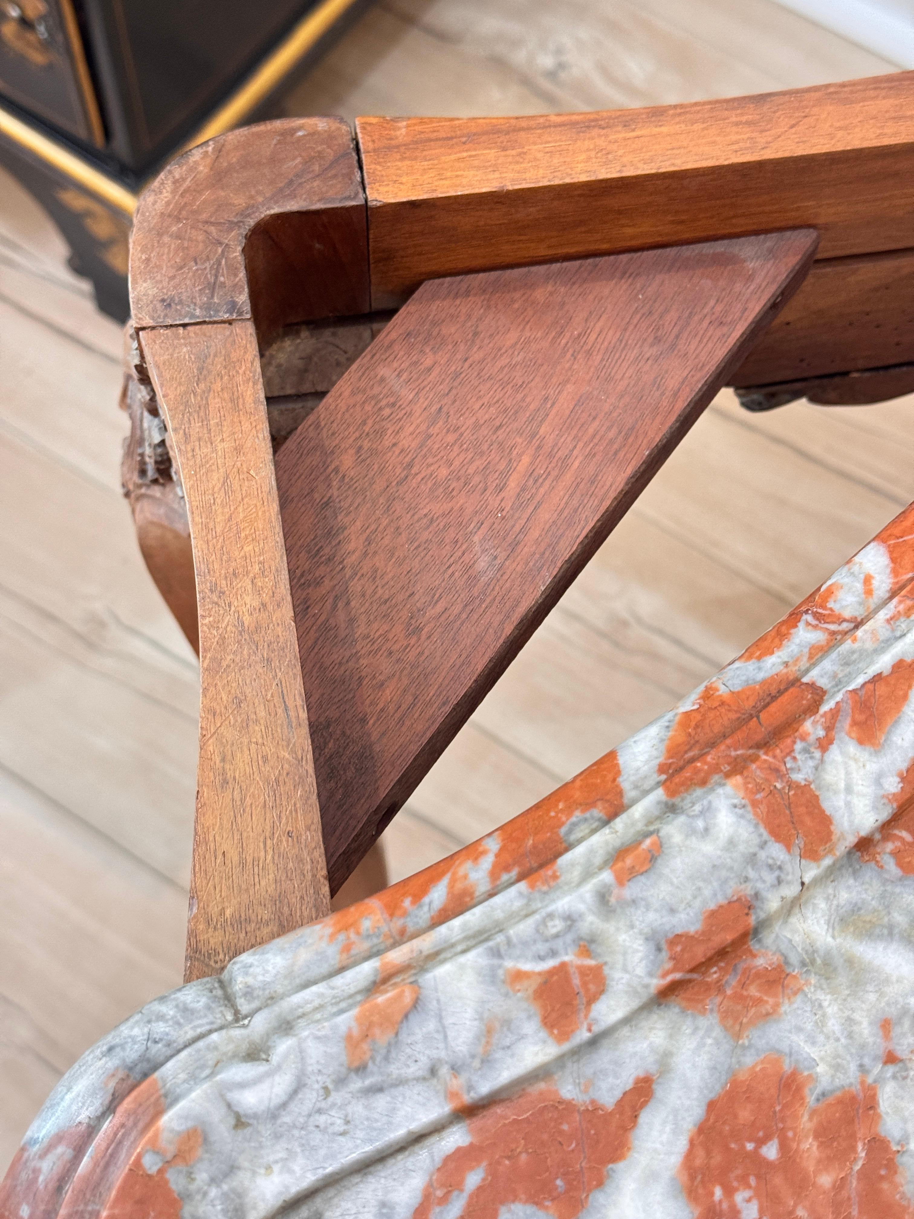 Mesa francesa de principios del siglo XIX tallada en madera de frutal con tapa de mármol rojo en venta 10