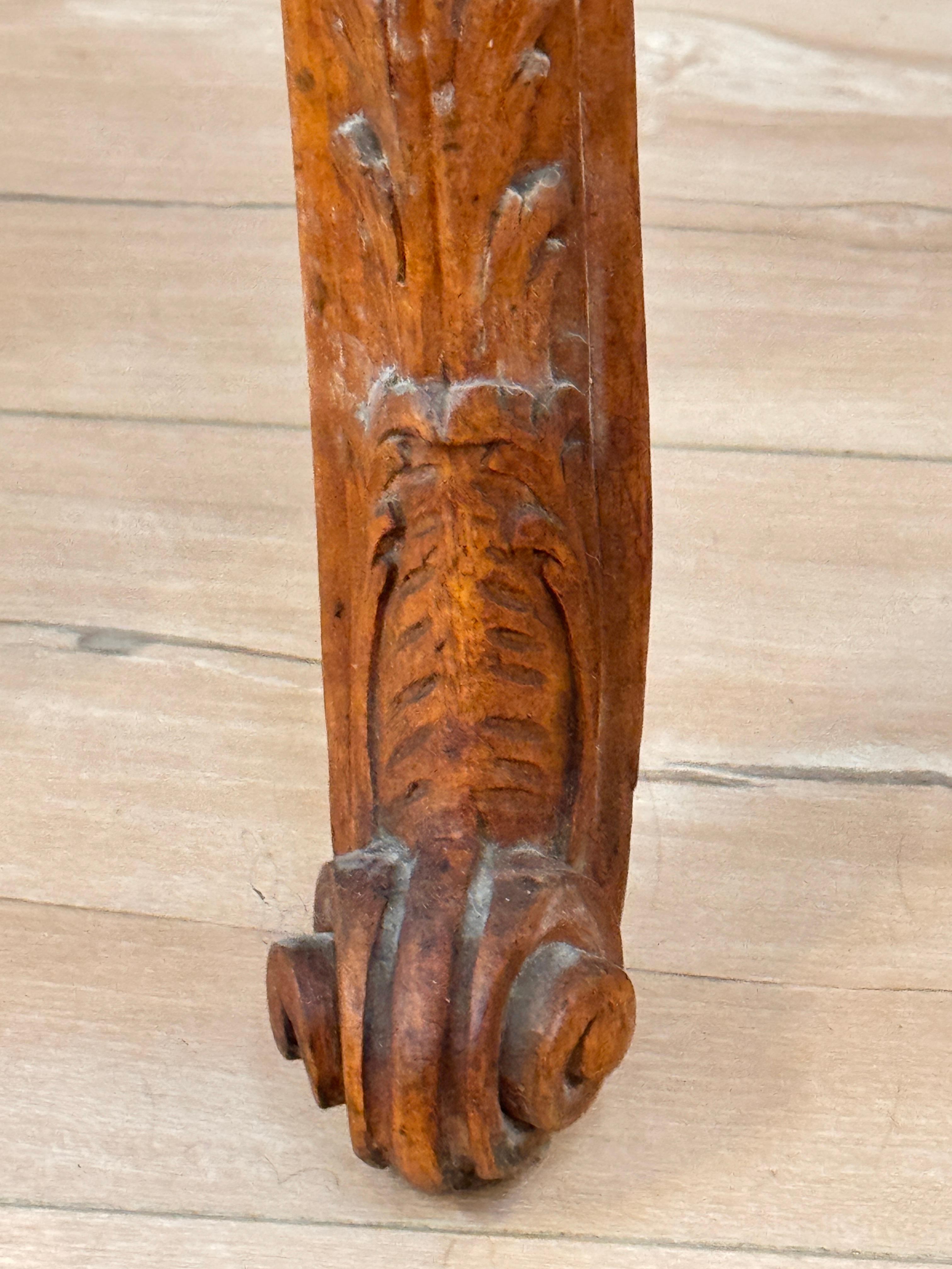 Mesa francesa de principios del siglo XIX tallada en madera de frutal con tapa de mármol rojo en venta 11