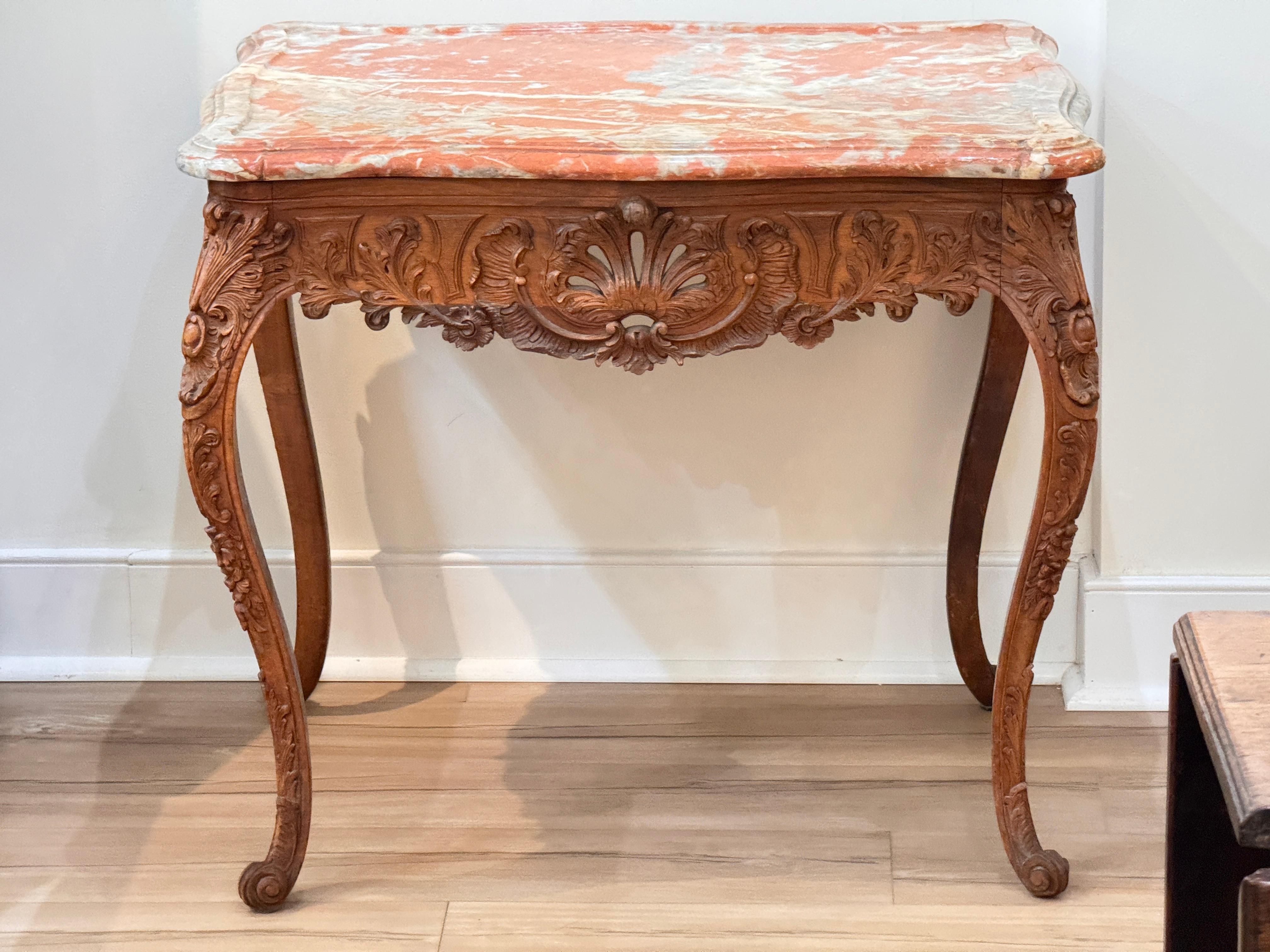 Mesa francesa de principios del siglo XIX tallada en madera de frutal con tapa de mármol rojo Francés en venta