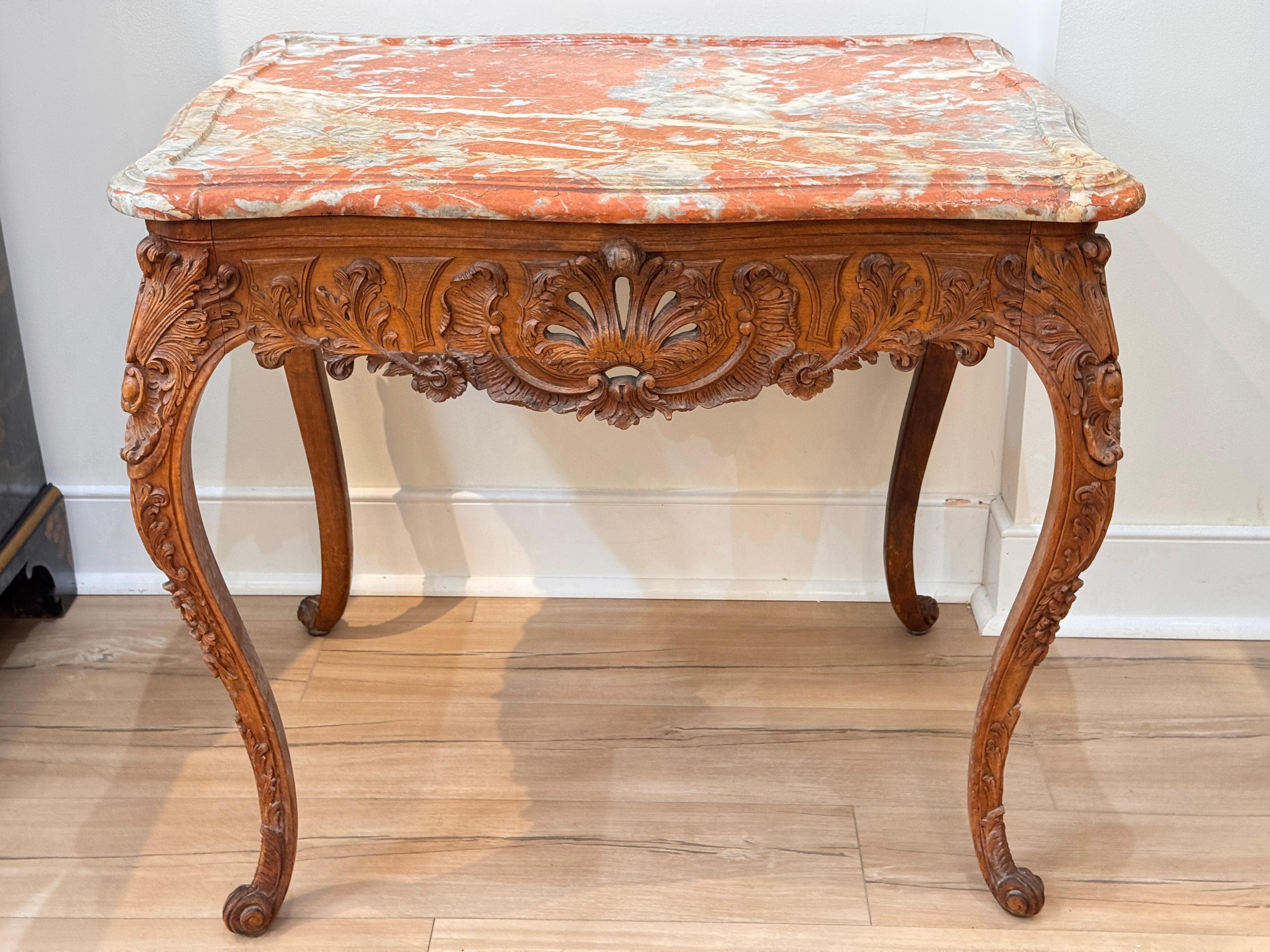 Mesa francesa de principios del siglo XIX tallada en madera de frutal con tapa de mármol rojo en Bueno estado para la venta en Charlottesville, VA
