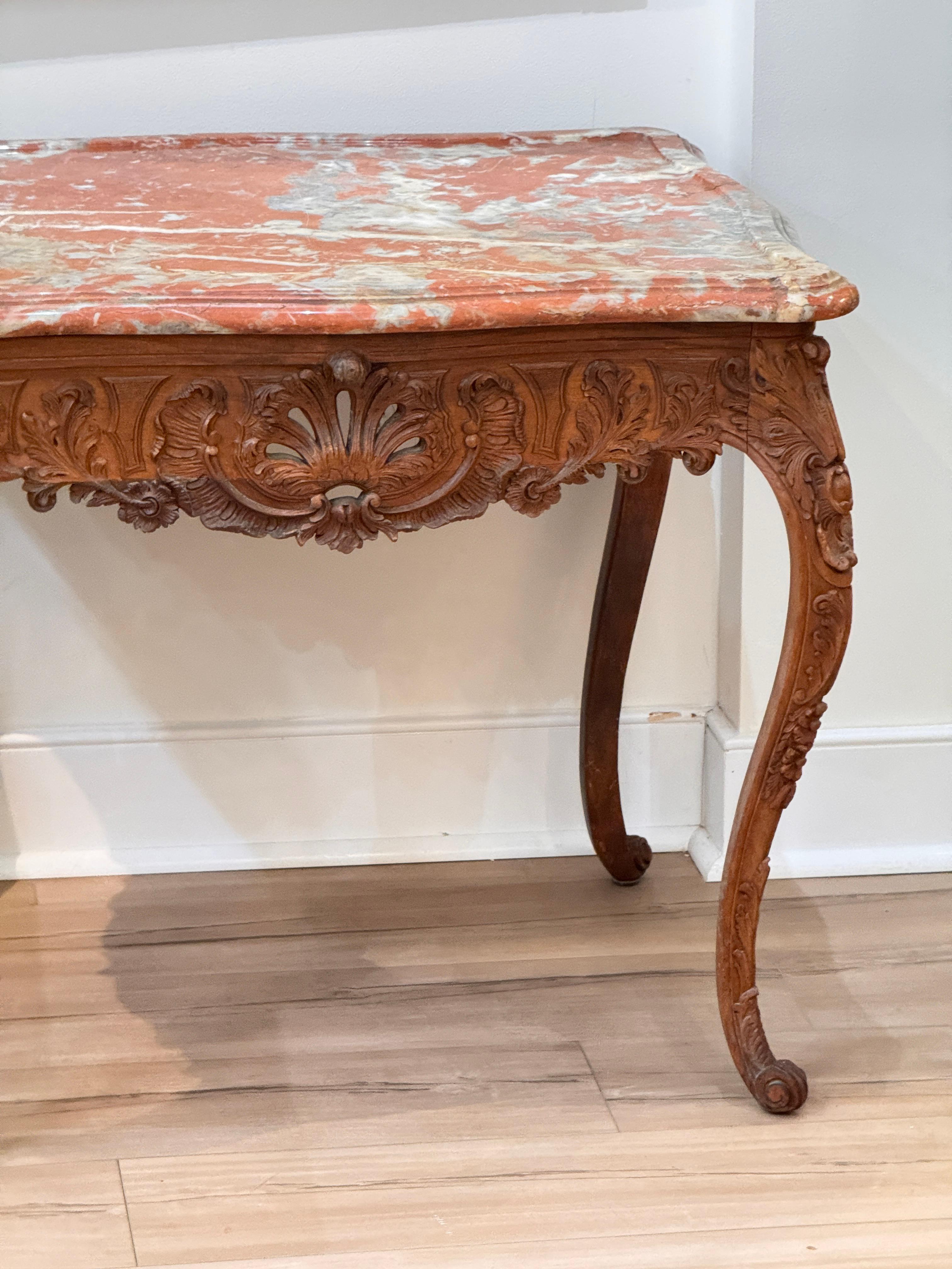 Mesa francesa de principios del siglo XIX tallada en madera de frutal con tapa de mármol rojo Mármol en venta