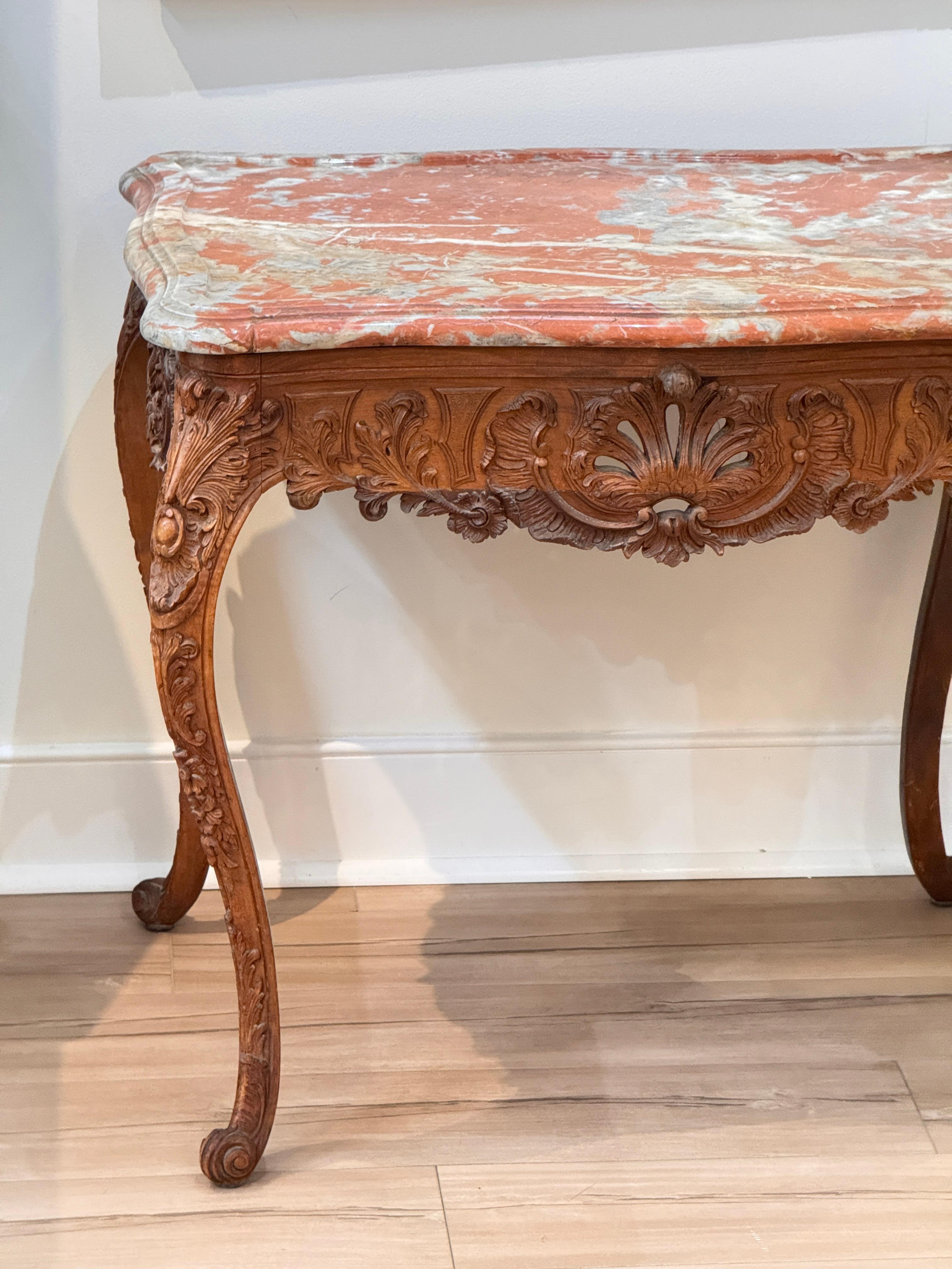 Mesa francesa de principios del siglo XIX tallada en madera de frutal con tapa de mármol rojo en venta 1