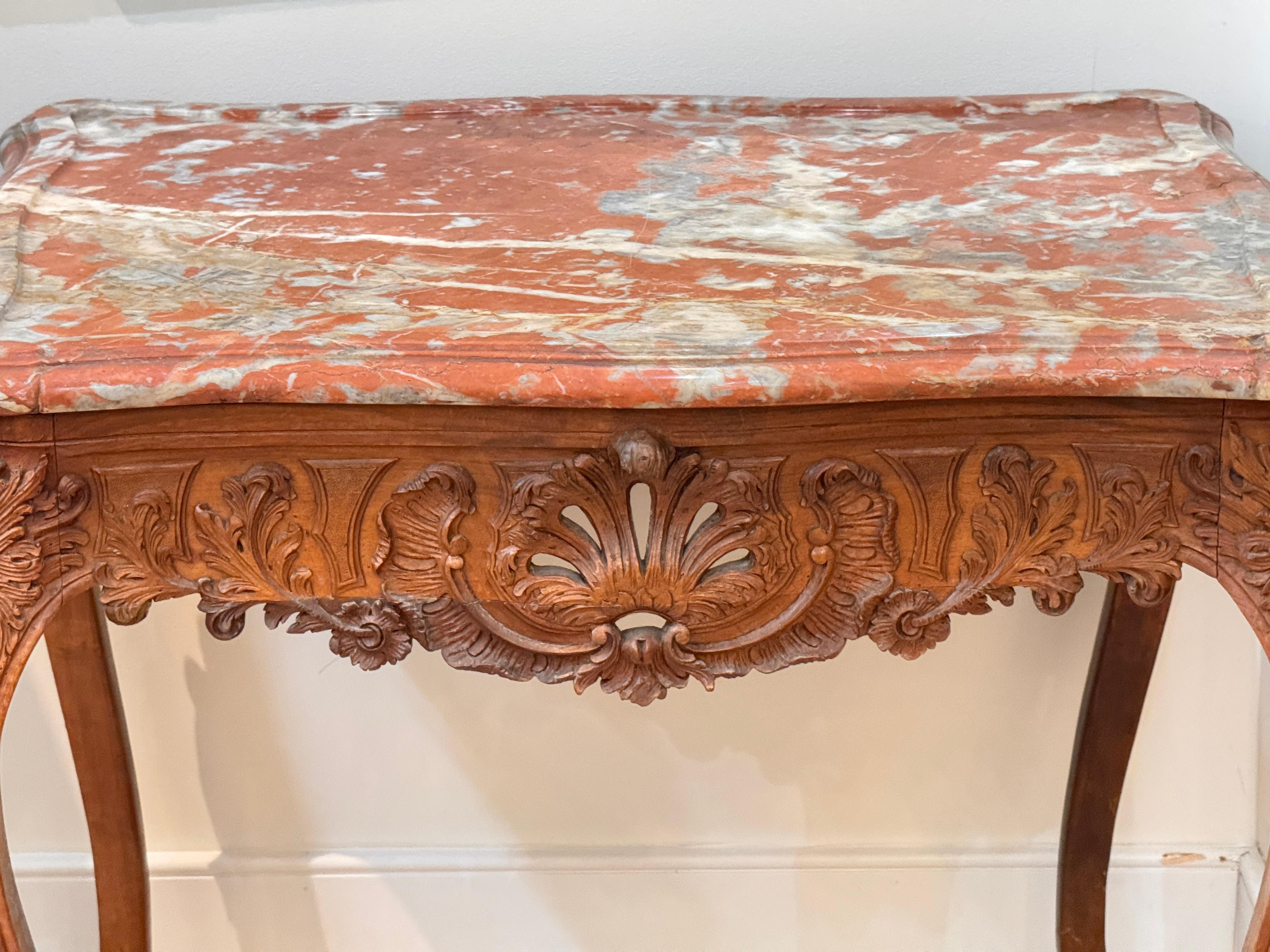 Mesa francesa de principios del siglo XIX tallada en madera de frutal con tapa de mármol rojo en venta 2