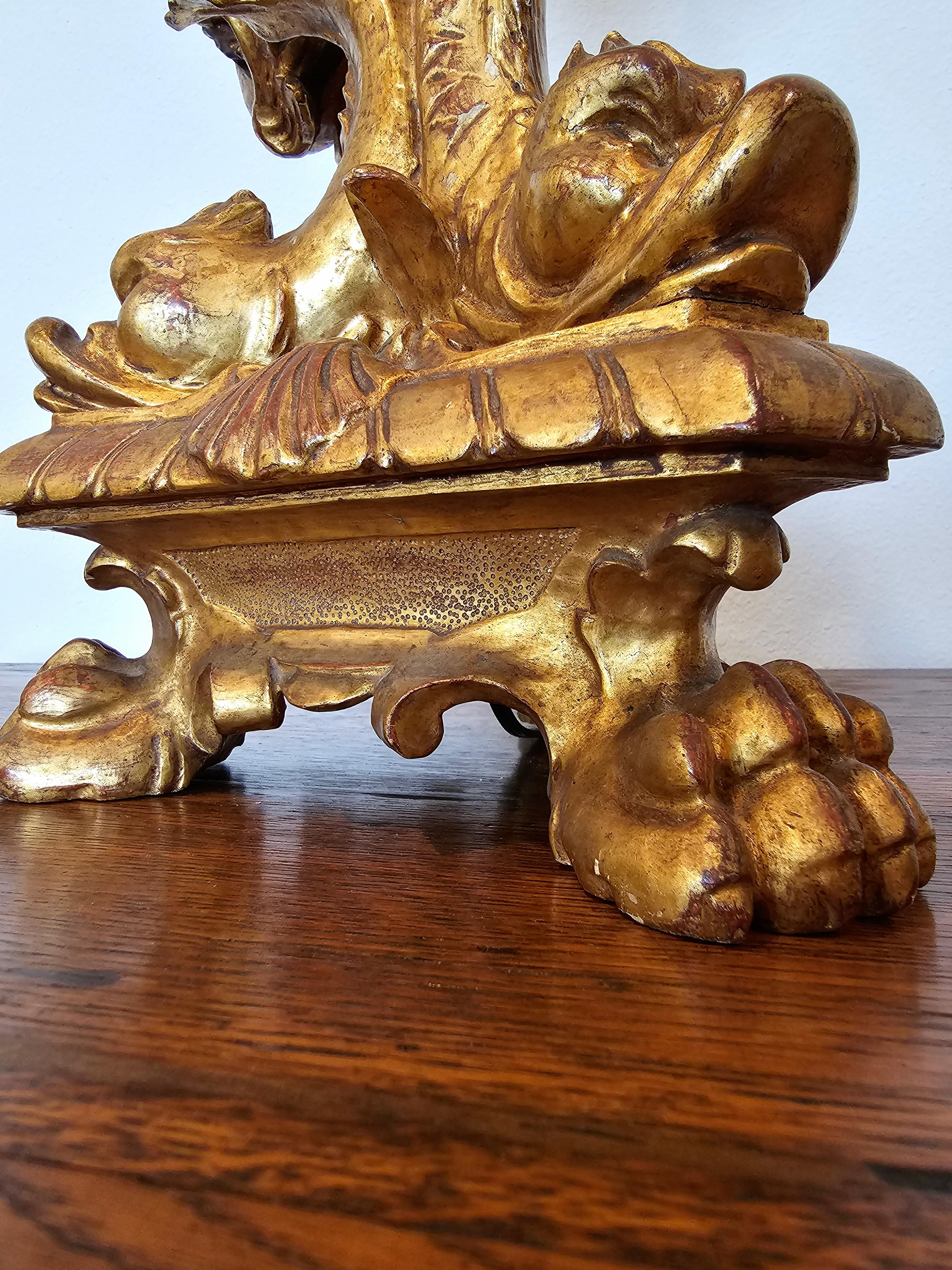 Lampe de table en bois sculpté et doré Figural Putti ailé du début du 19e siècle en vente 4