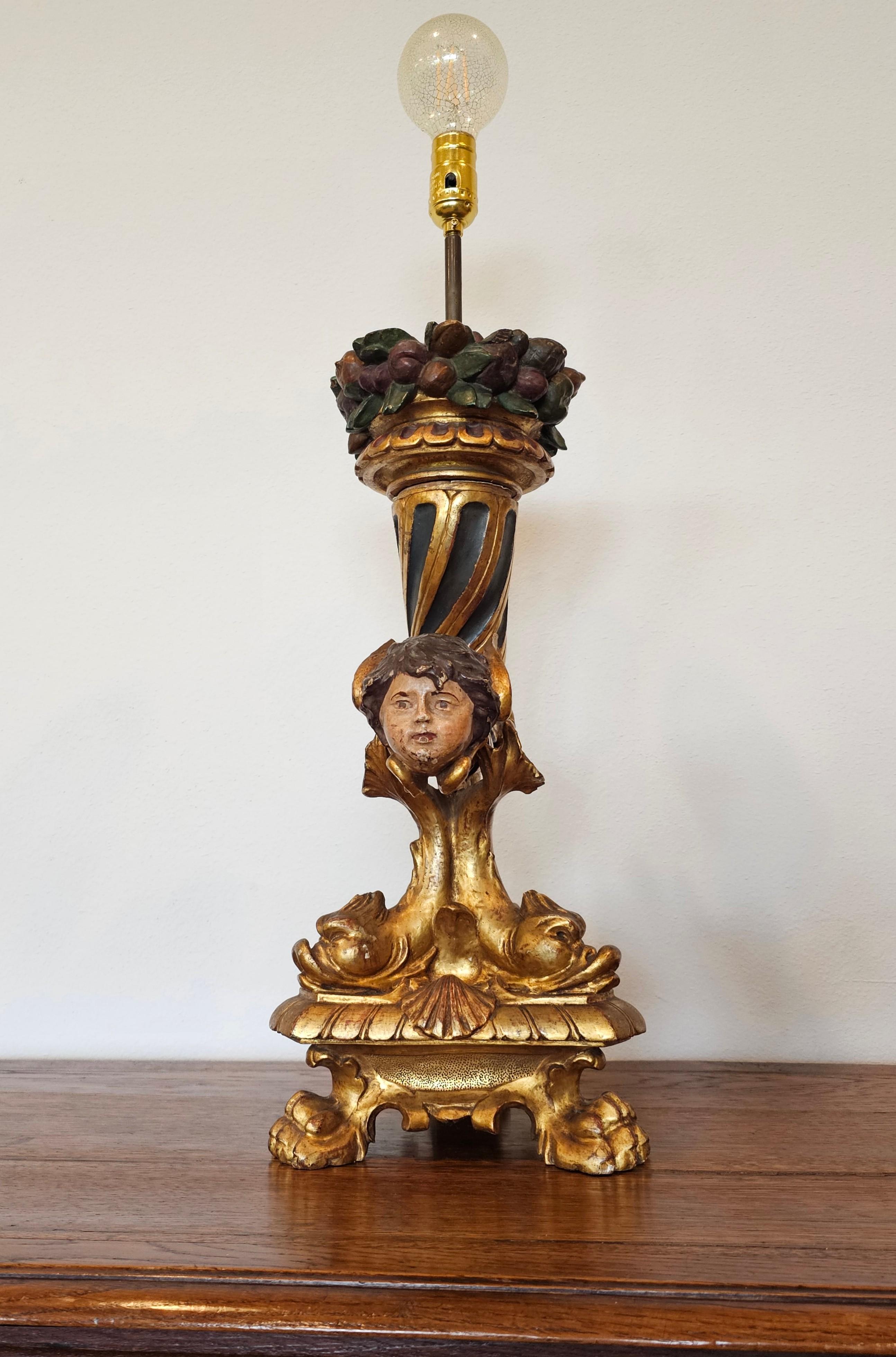 Lámpara de mesa francesa de principios del siglo XIX de madera dorada tallada con figuras de Putti alado Rococó en venta