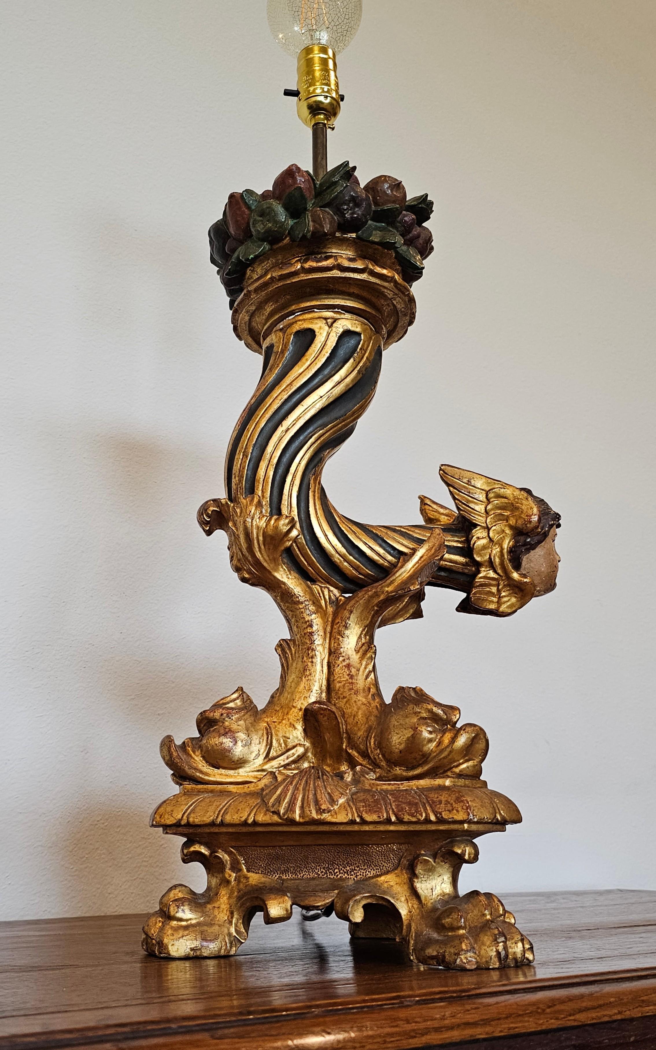 Französische geschnitzte figurale geflügelte Putten-Tischlampe aus vergoldetem Holz, frühes 19. Jahrhundert (Handgeschnitzt) im Angebot