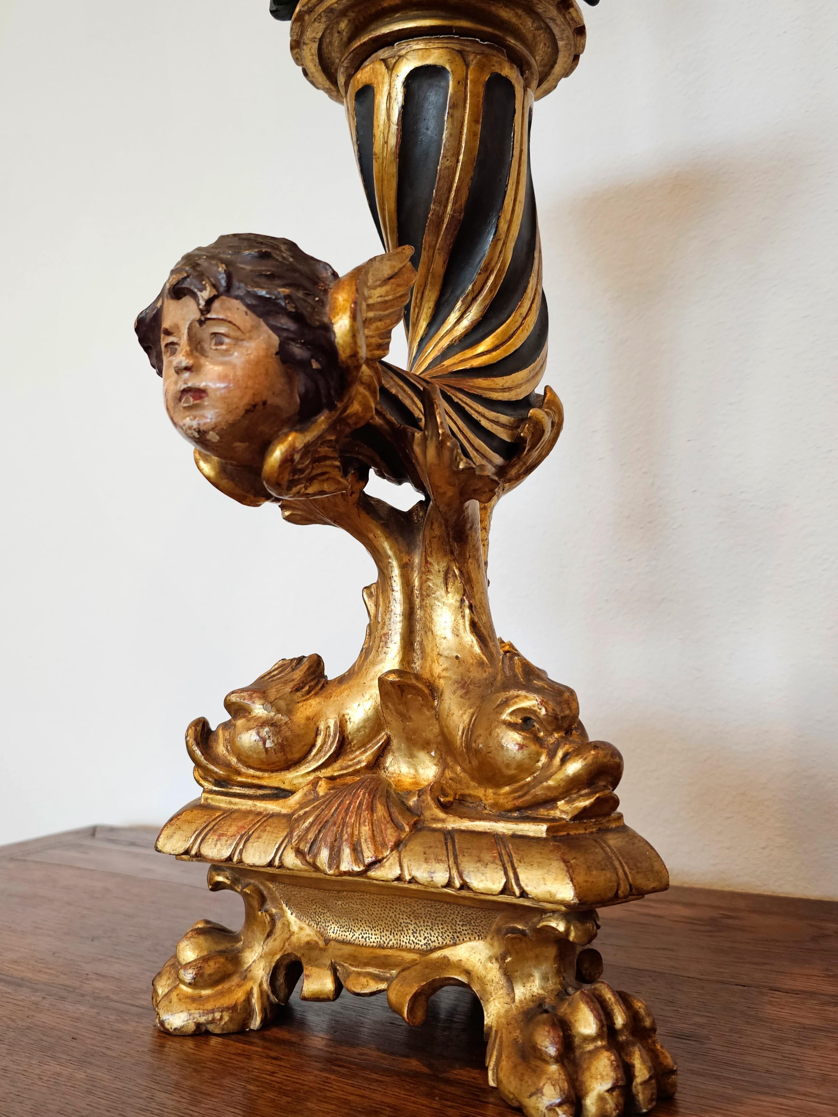 Sculpté à la main Lampe de table en bois sculpté et doré Figural Putti ailé du début du 19e siècle en vente