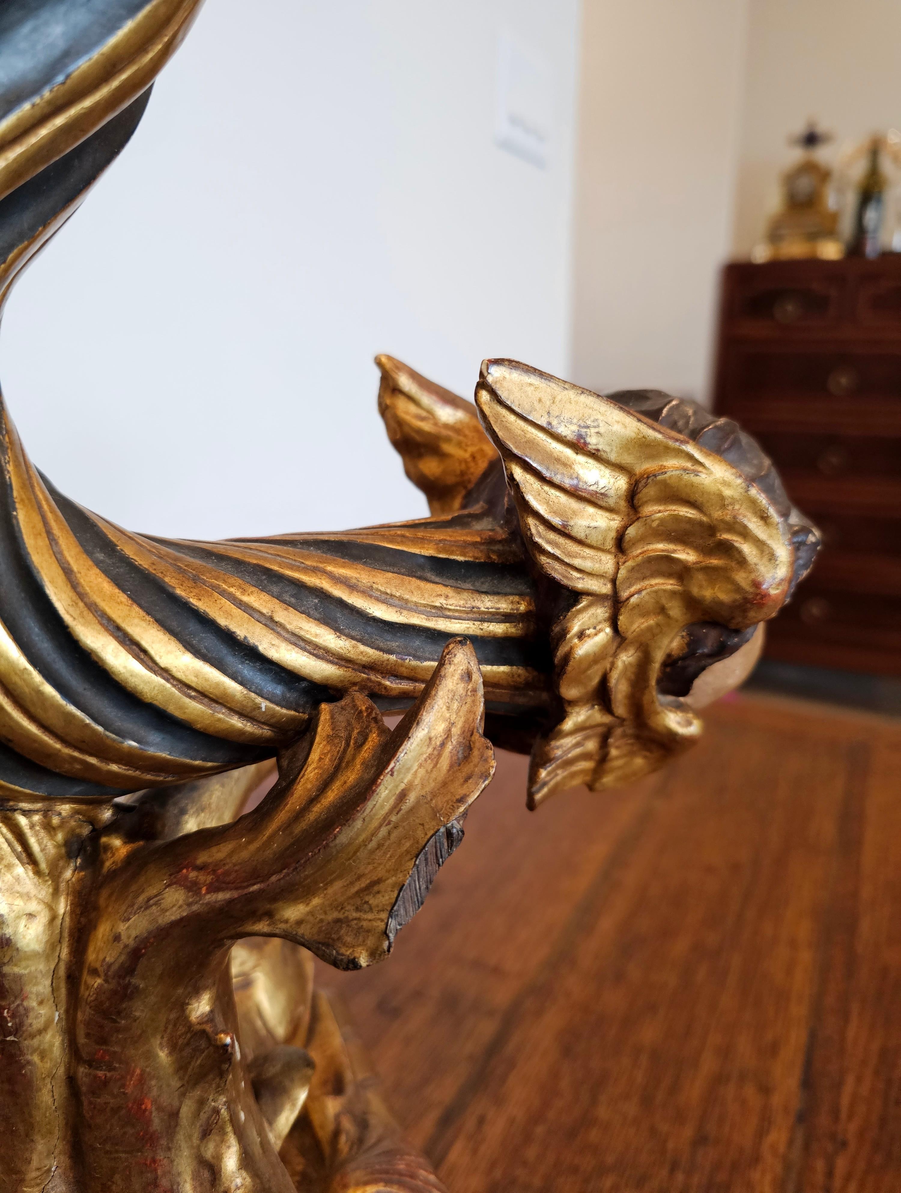 Gesso Lampe de table en bois sculpté et doré Figural Putti ailé du début du 19e siècle en vente