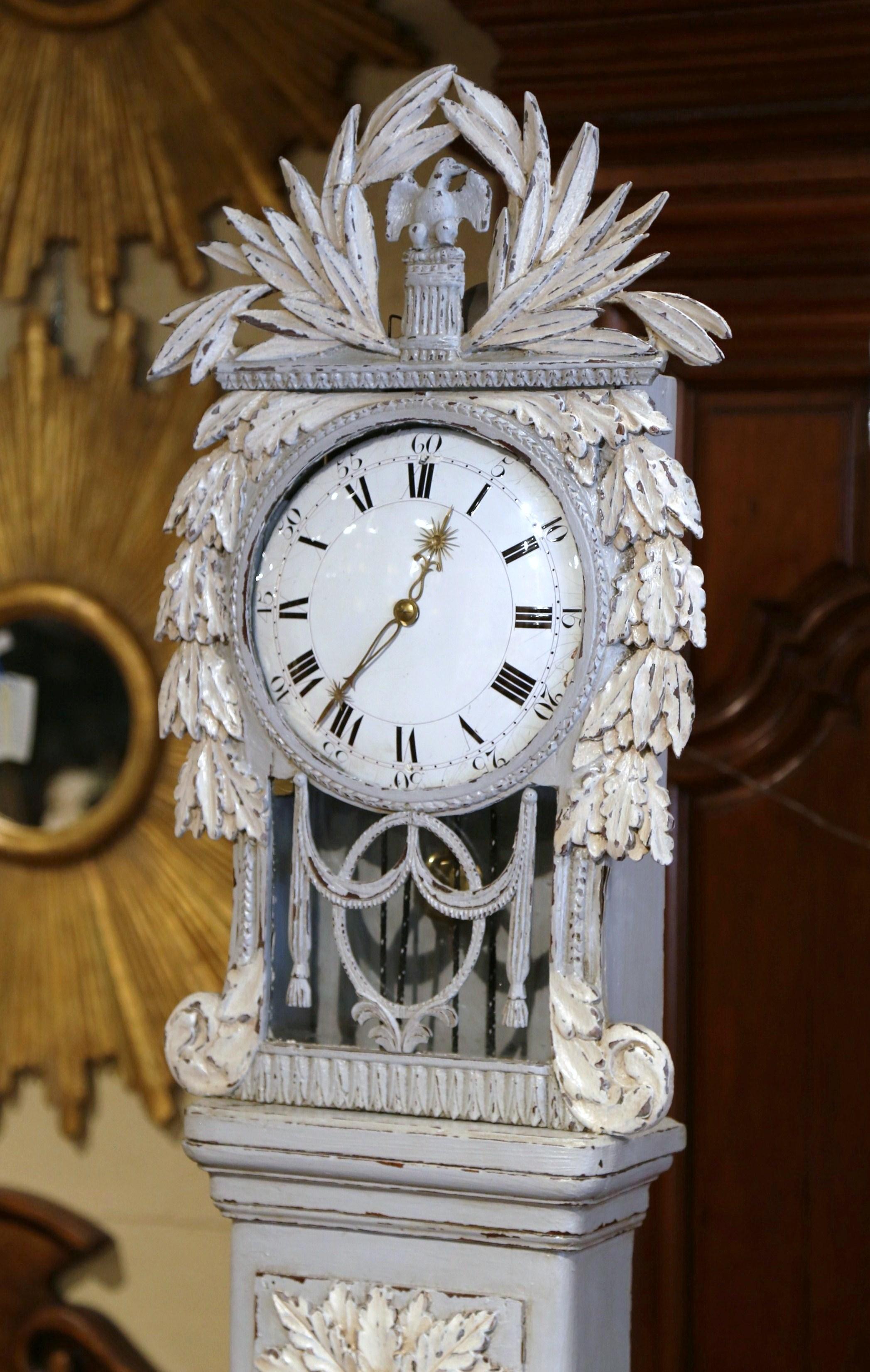 Französische geschnitzte, bemalte Standuhr aus Eiche aus der Normandie aus dem frühen 19. Jahrhundert (Louis XV.) im Angebot