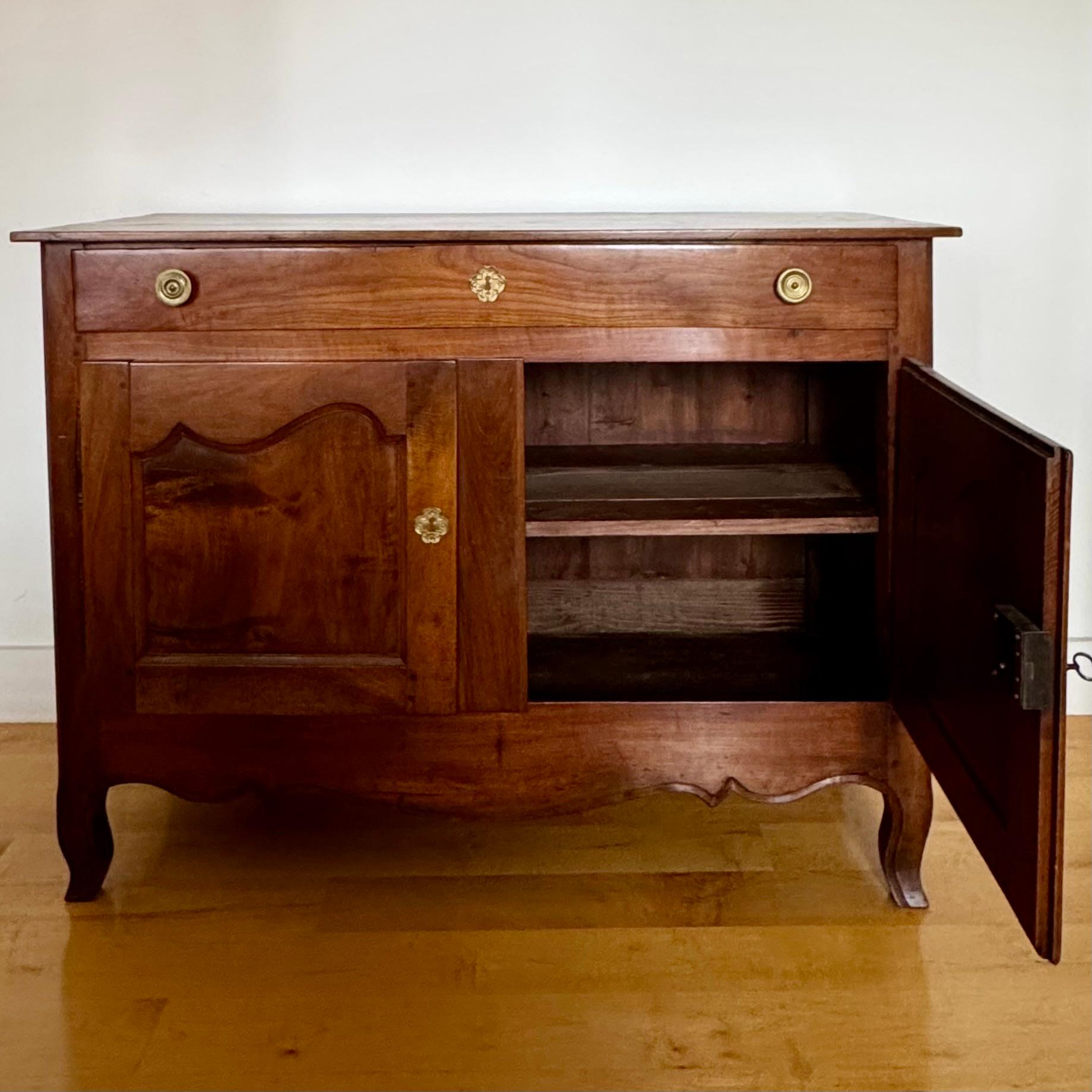 Early 19th century French Carved Walnut Buffet For Sale 4