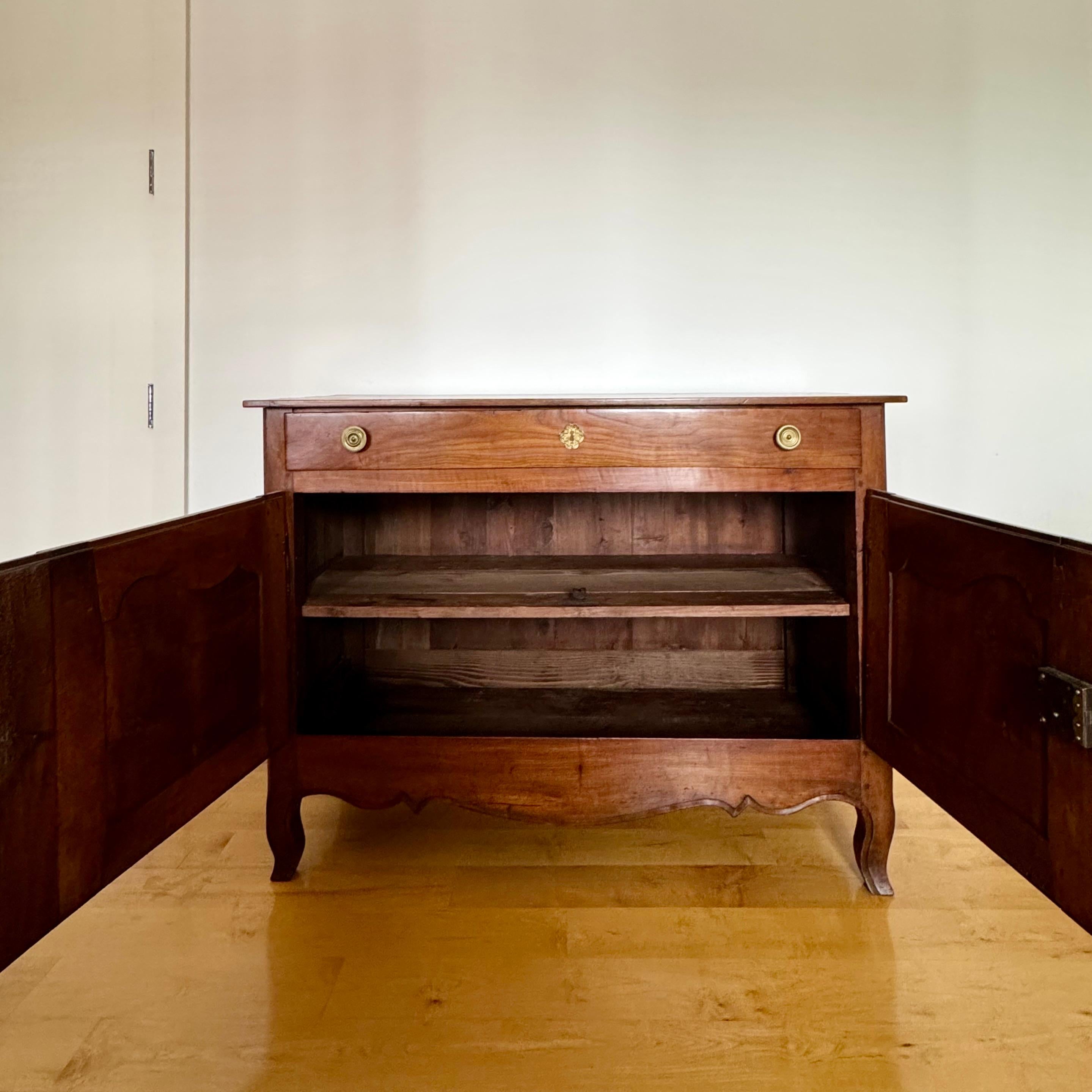 Early 19th century French Carved Walnut Buffet For Sale 5