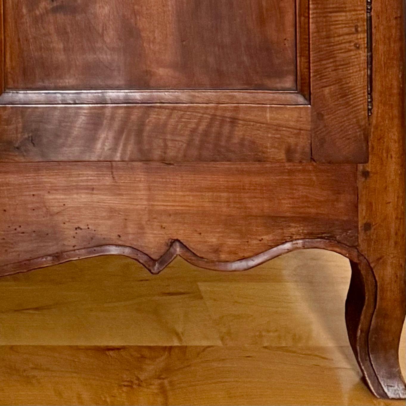 Early 19th century French Carved Walnut Buffet For Sale 6