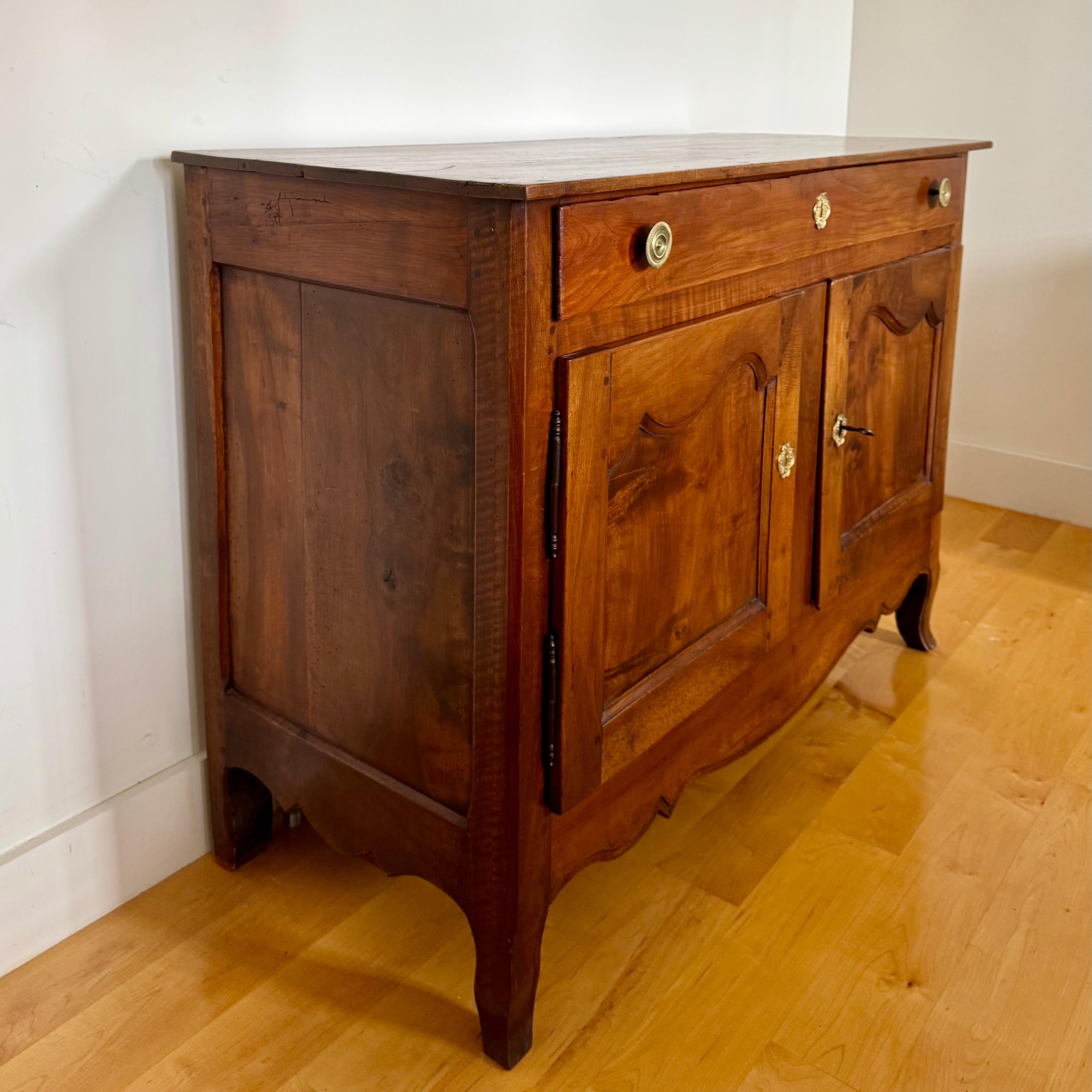 Early 19th century French Carved Walnut Buffet In Good Condition For Sale In Charleston, SC