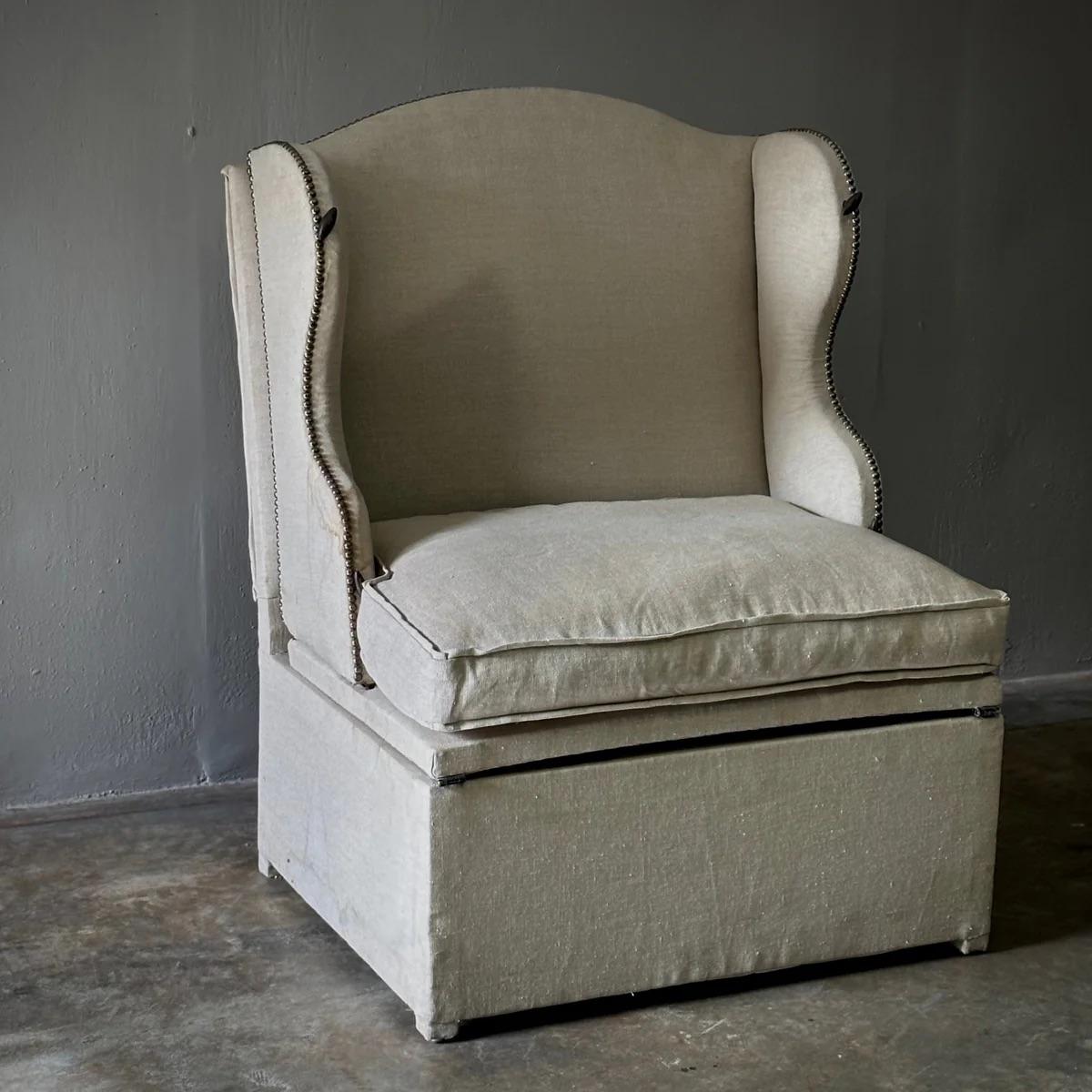 Esta versátil pieza sirve tanto de cómoda silla como de acogedor sofá cama, reflejando la elegancia atemporal del diseño francés de principios del siglo XIX. Recién retapizada en lino belga de color lino, presenta un respaldo elegantemente arqueado