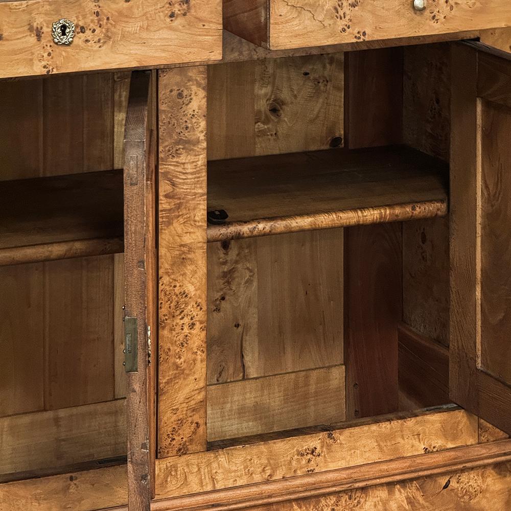 Buffet in radica di Charles X del primo Ottocento con marmo di Carrara in vendita 2
