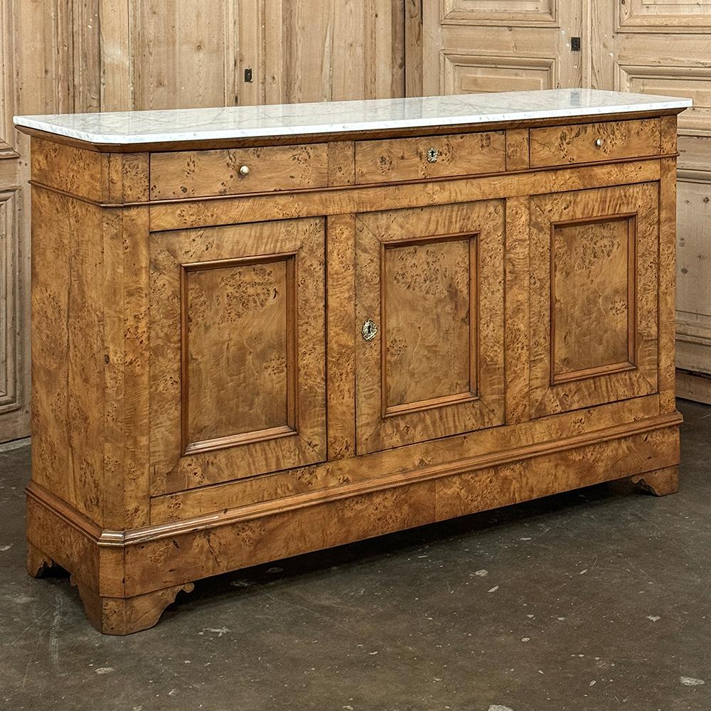 Il Buffet in radica di Charles X del primo Ottocento con piano in marmo di Carrara è uno squisito manufatto storico di un'epoca passata in cui gli artigiani capaci avevano a disposizione materiali naturali in abbondanza che gli artigiani moderni