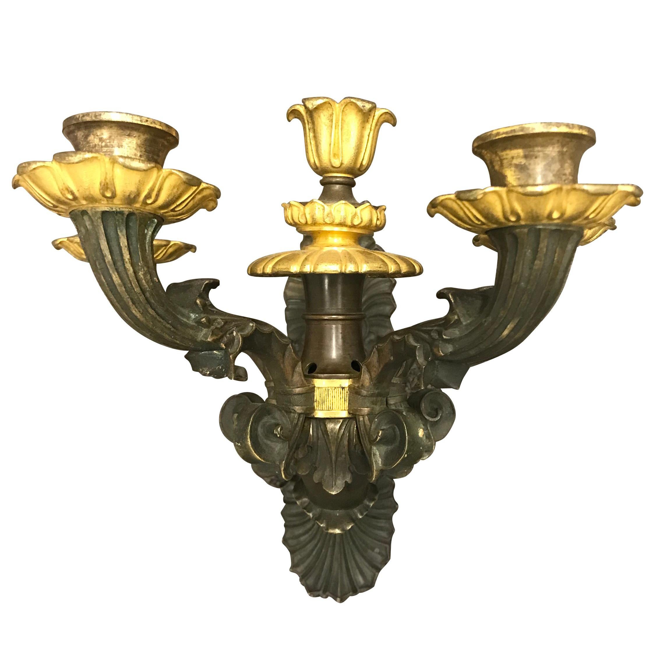 Applique française du début du XIXe siècle en bronze doré style Charles X