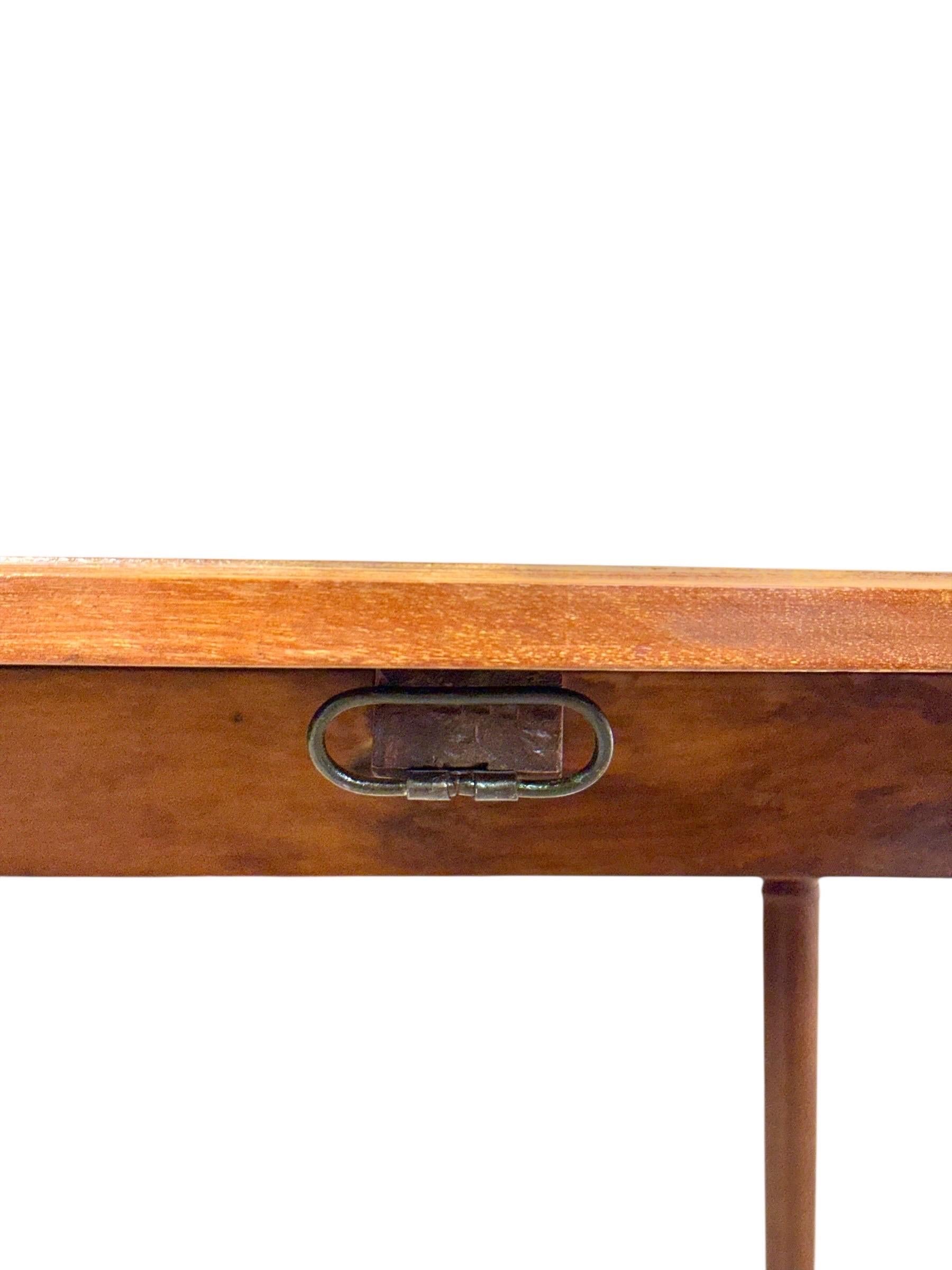 Français Table à feuilles tombantes en cerisier français du début du XIXe siècle sur roulettes en bronze doré en vente