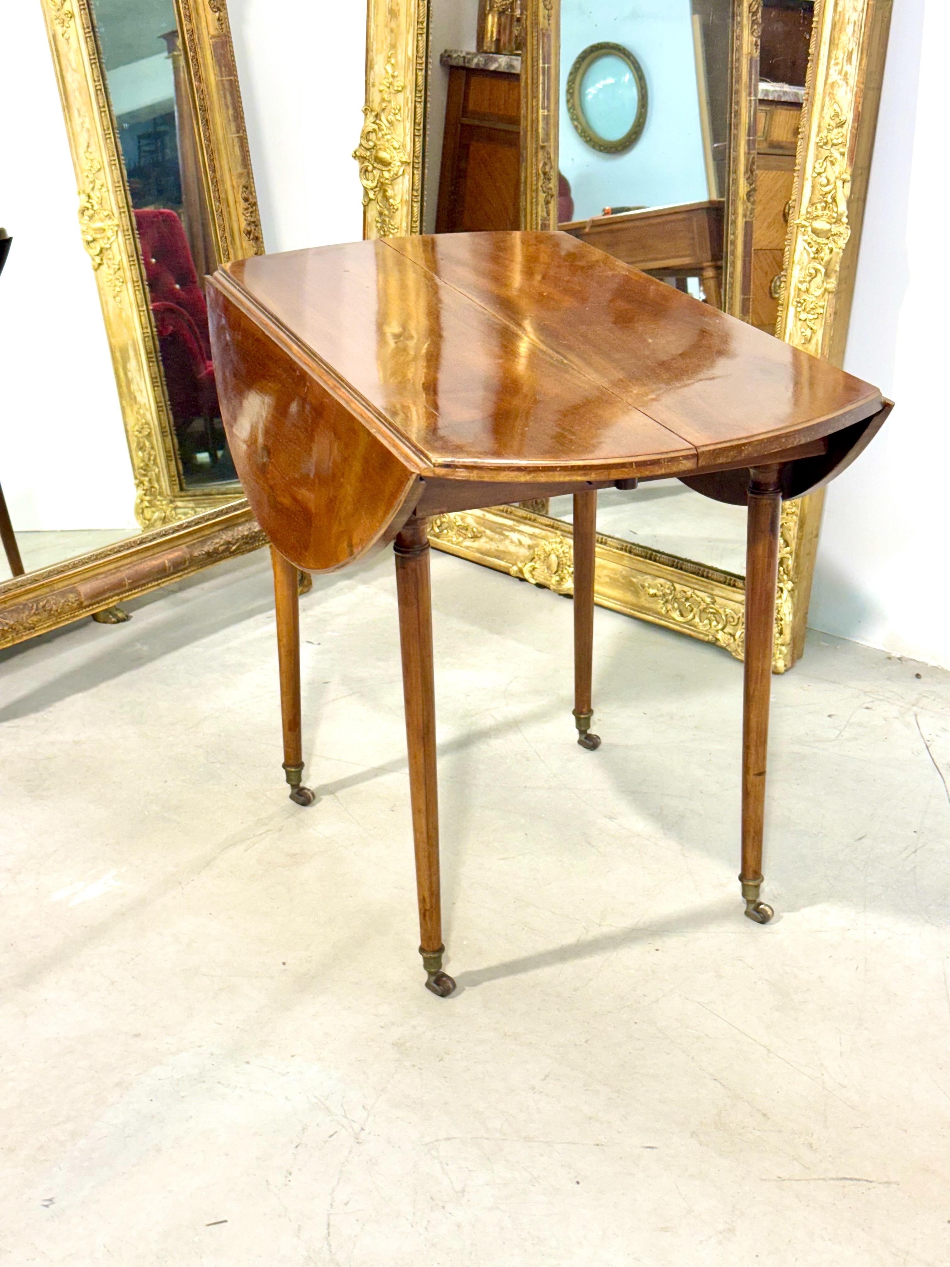 Doré Table à feuilles tombantes en cerisier français du début du XIXe siècle sur roulettes en bronze doré en vente