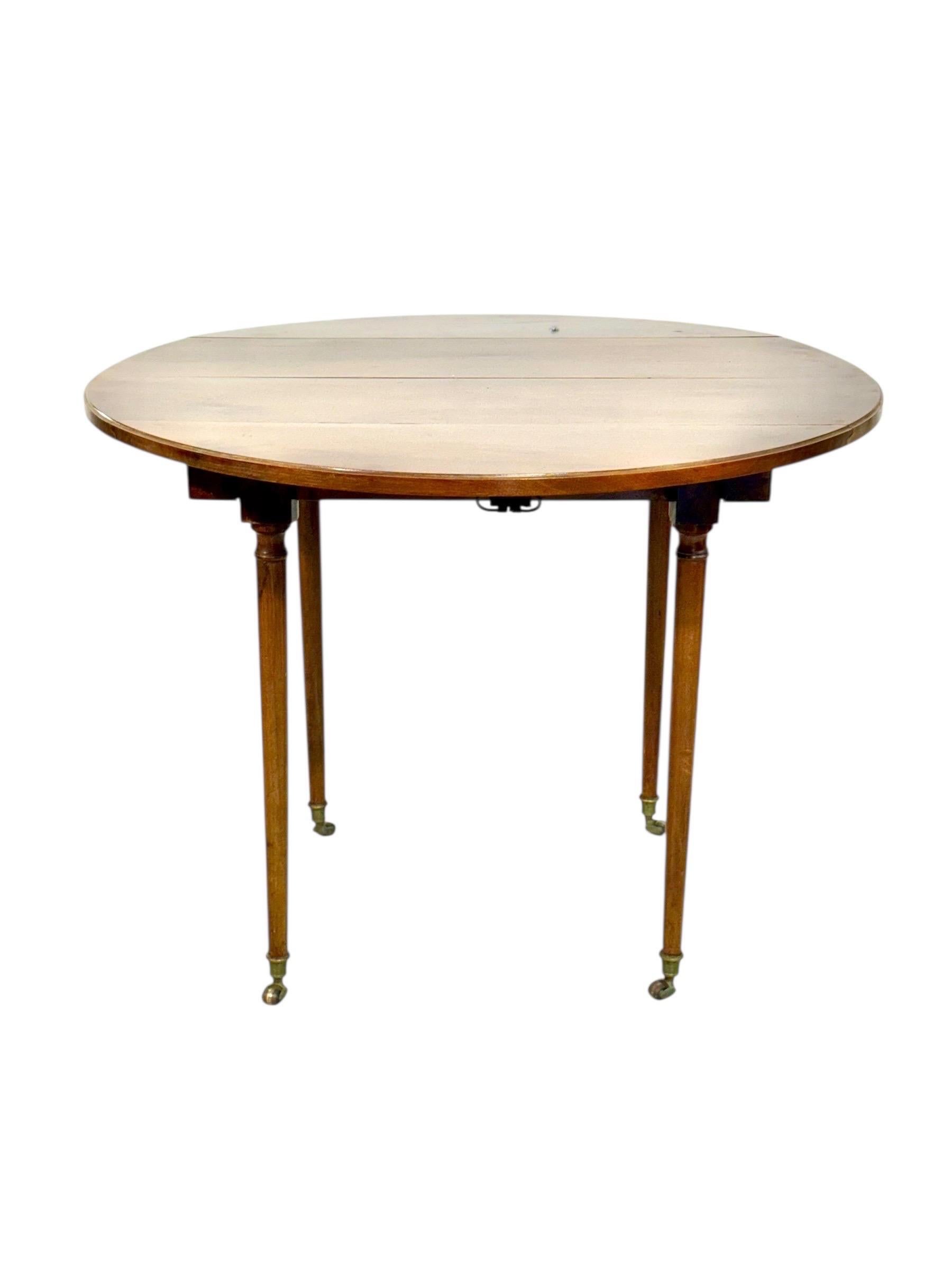 Table à feuilles tombantes en cerisier français du début du XIXe siècle sur roulettes en bronze doré Bon état - En vente à LA CIOTAT, FR