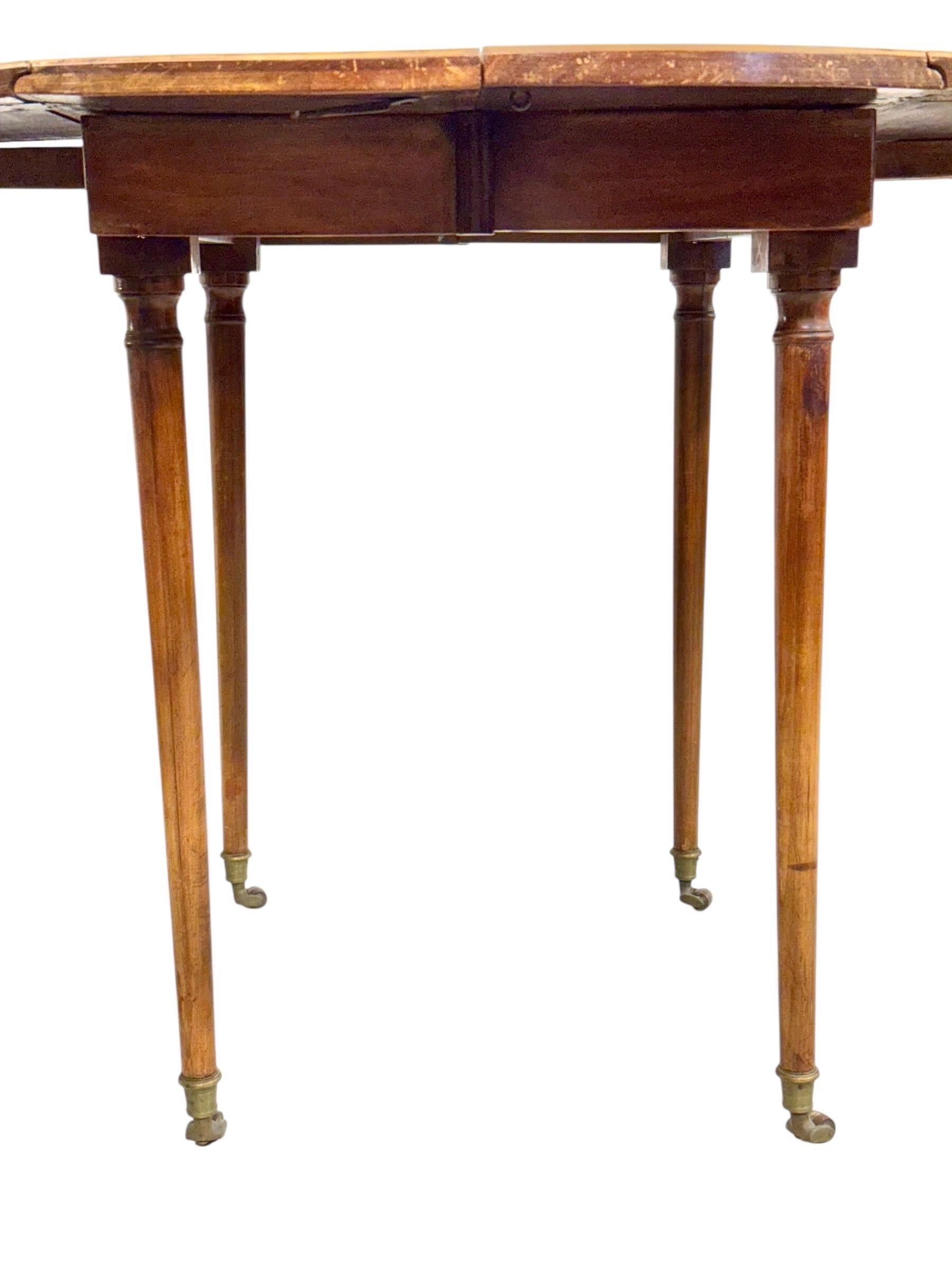 Bronze Table à feuilles tombantes en cerisier français du début du XIXe siècle sur roulettes en bronze doré en vente