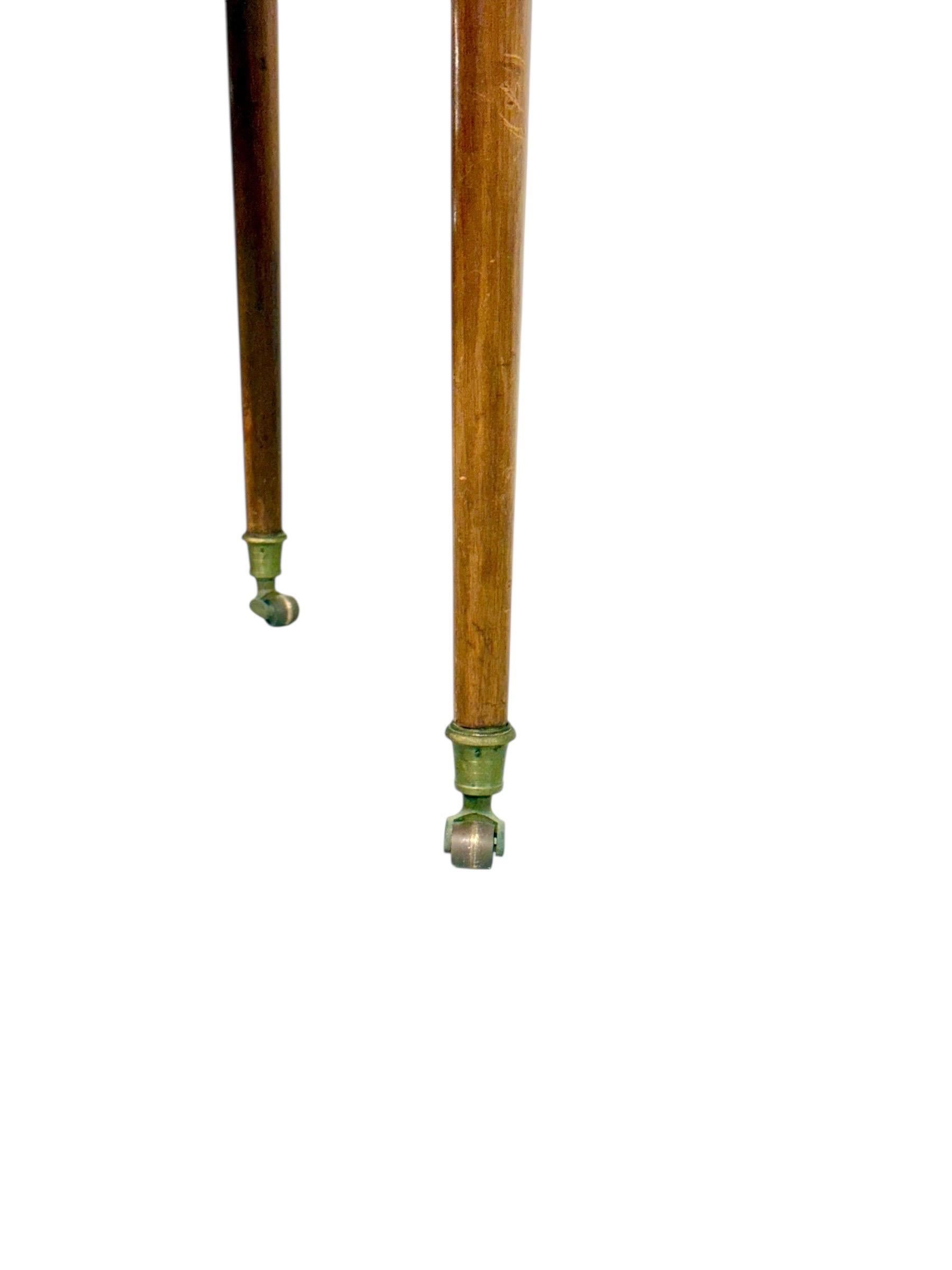 Table à feuilles tombantes en cerisier français du début du XIXe siècle sur roulettes en bronze doré en vente 2