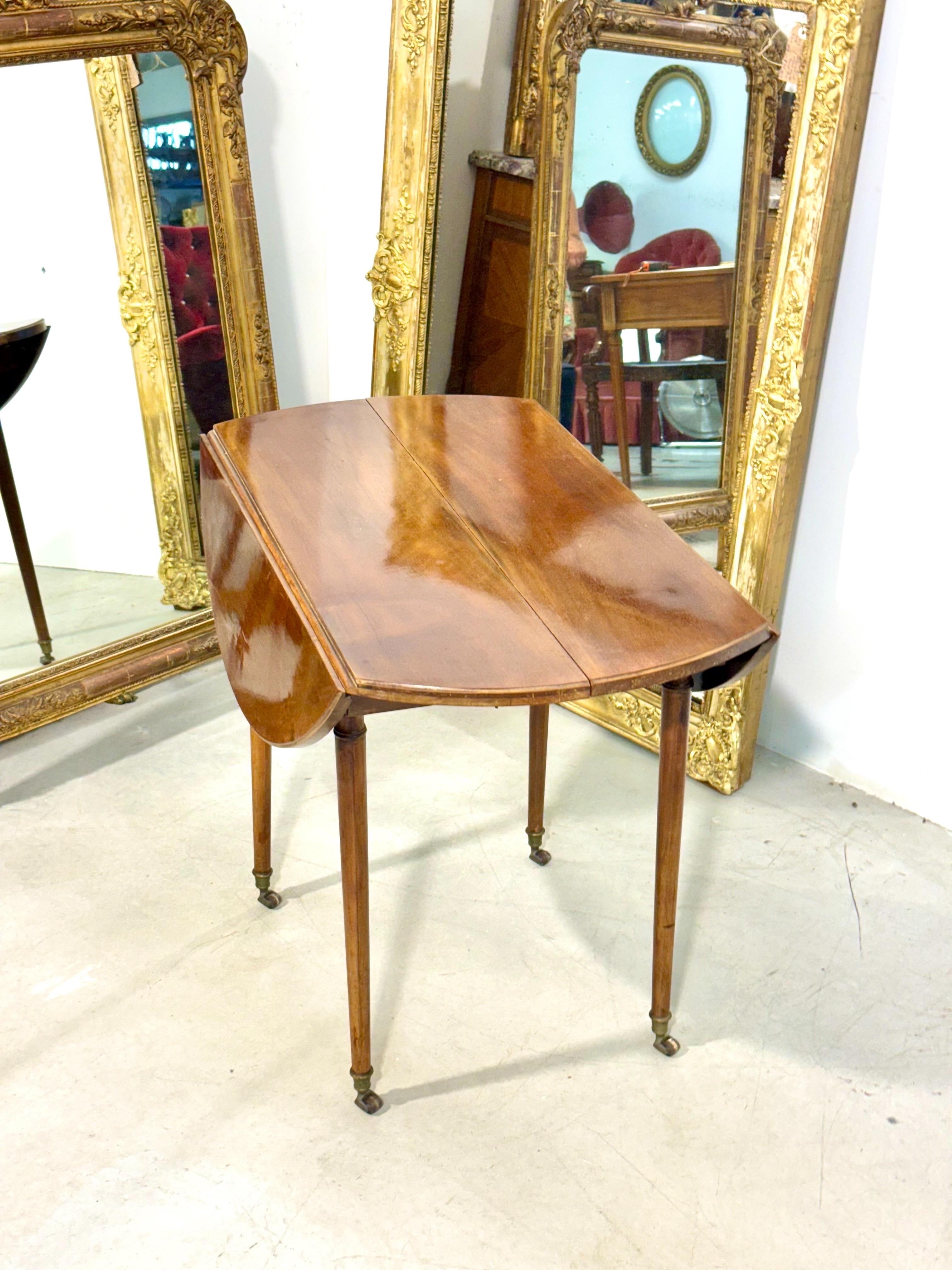 Table à feuilles tombantes en cerisier français du début du XIXe siècle sur roulettes en bronze doré en vente 3