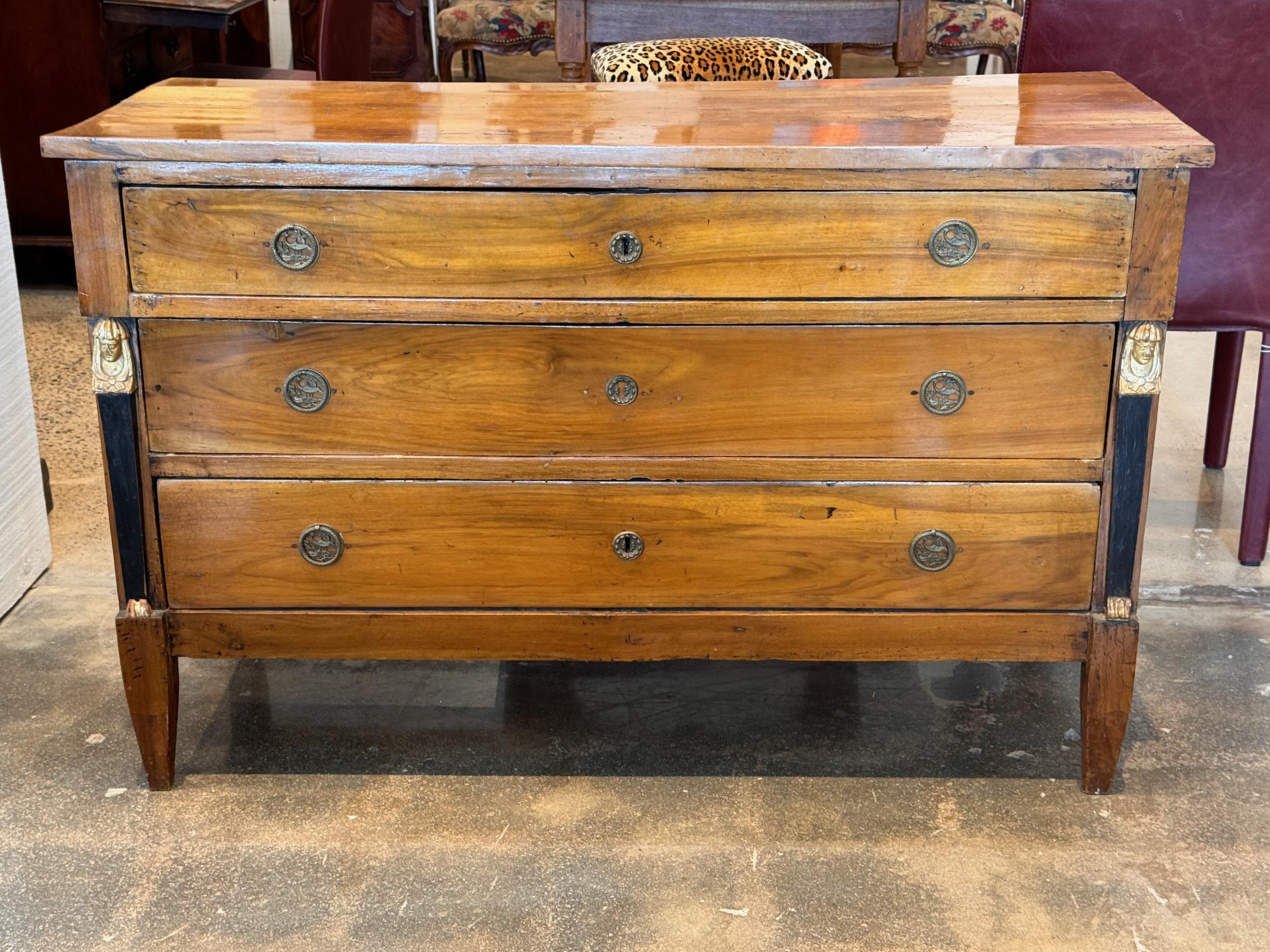 Questo è un grande design neoclassico. La giusta quantità di doratura.