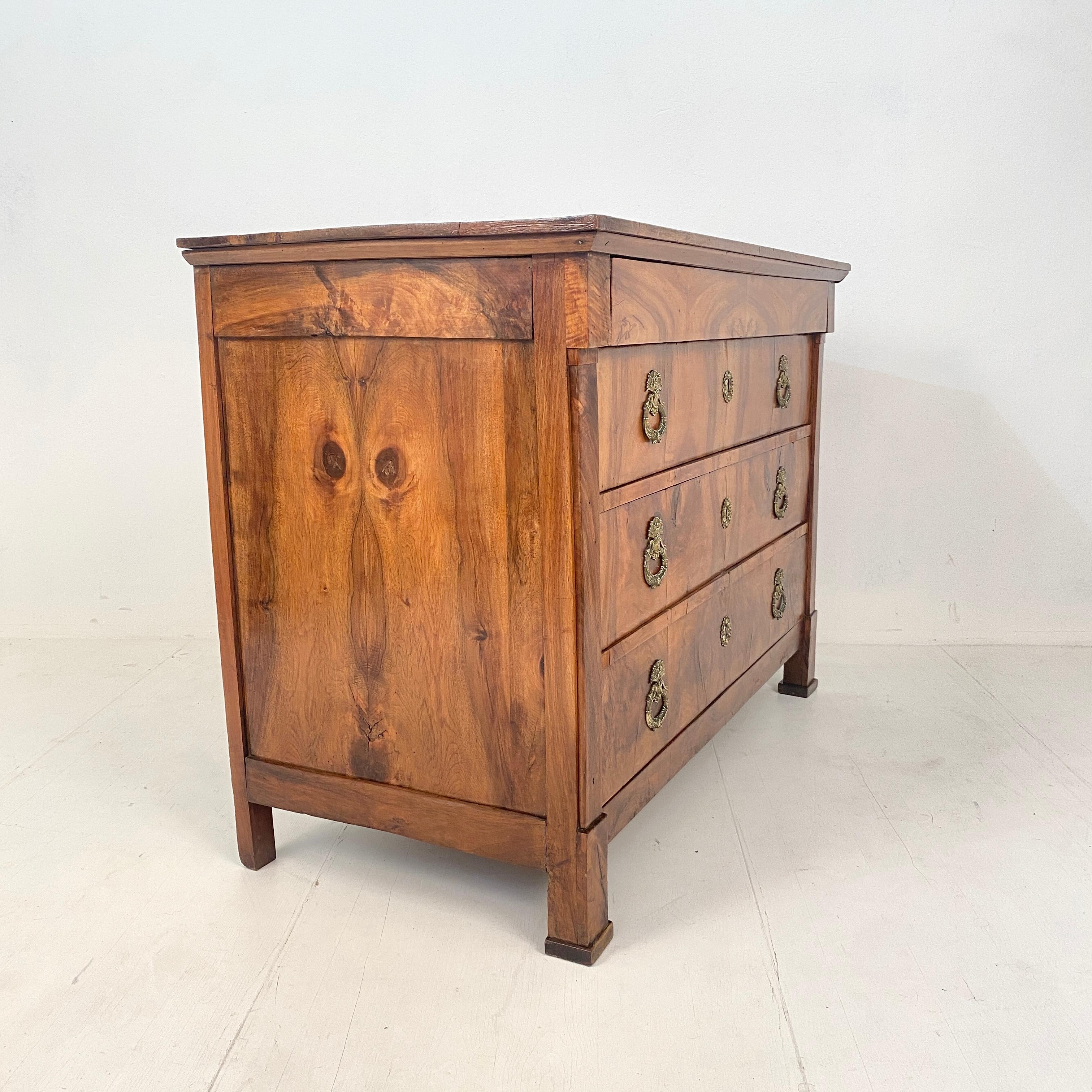 Early 19th Century French Chest of Drawers Commode in Brown Walnut, Around 1820 8