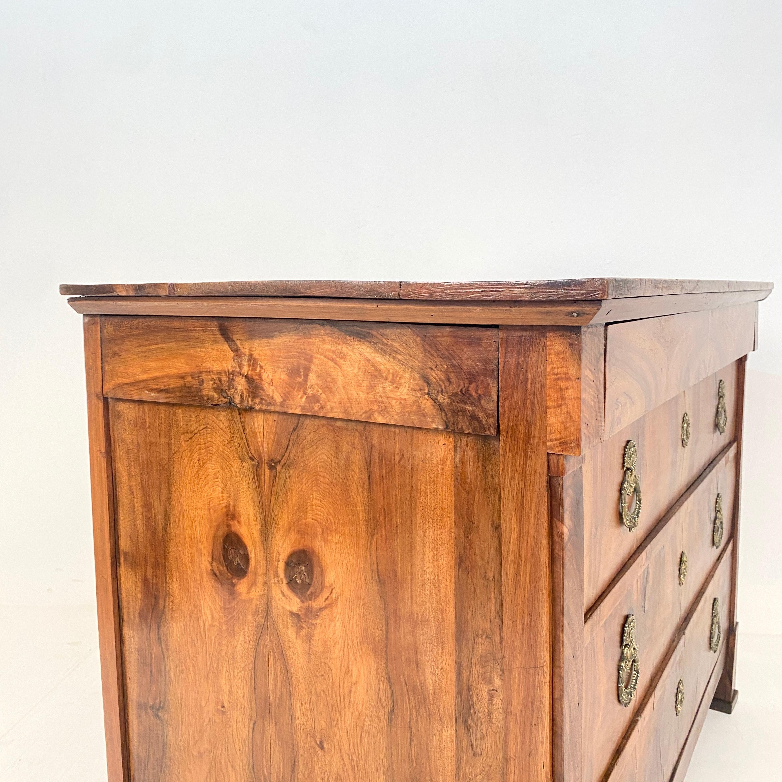 Early 19th Century French Chest of Drawers Commode in Brown Walnut, Around 1820 9