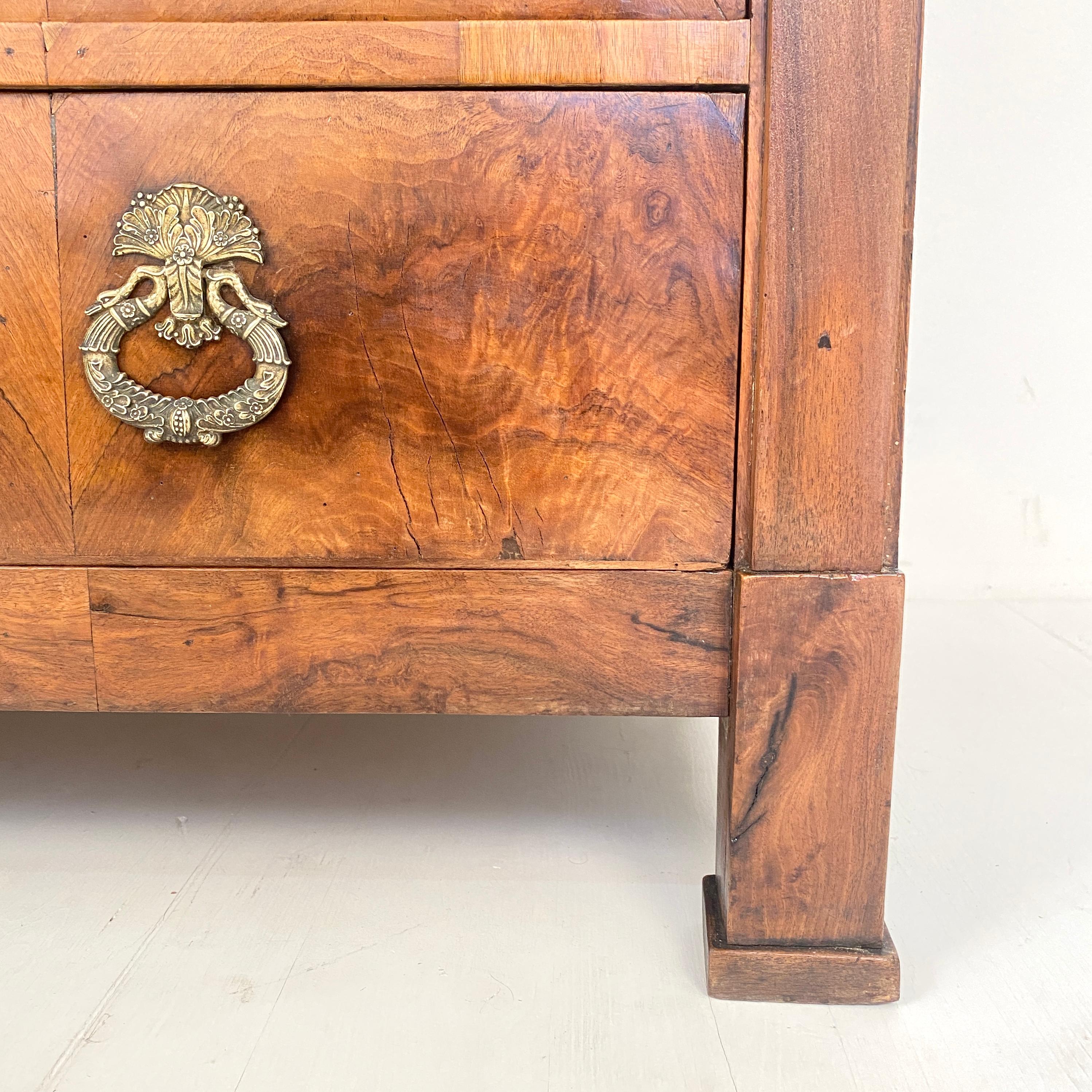 Early 19th Century French Chest of Drawers Commode in Brown Walnut, Around 1820 4