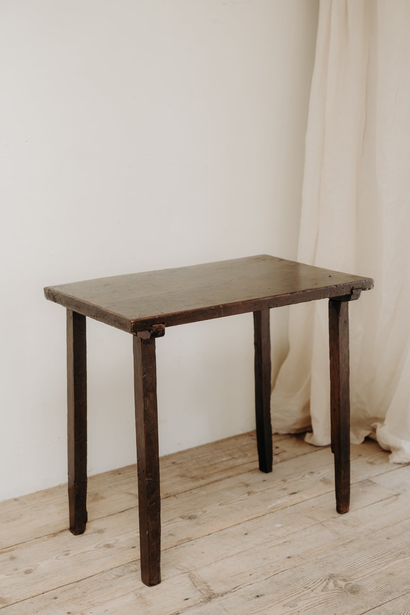 Table en châtaignier du début du 19e siècle.