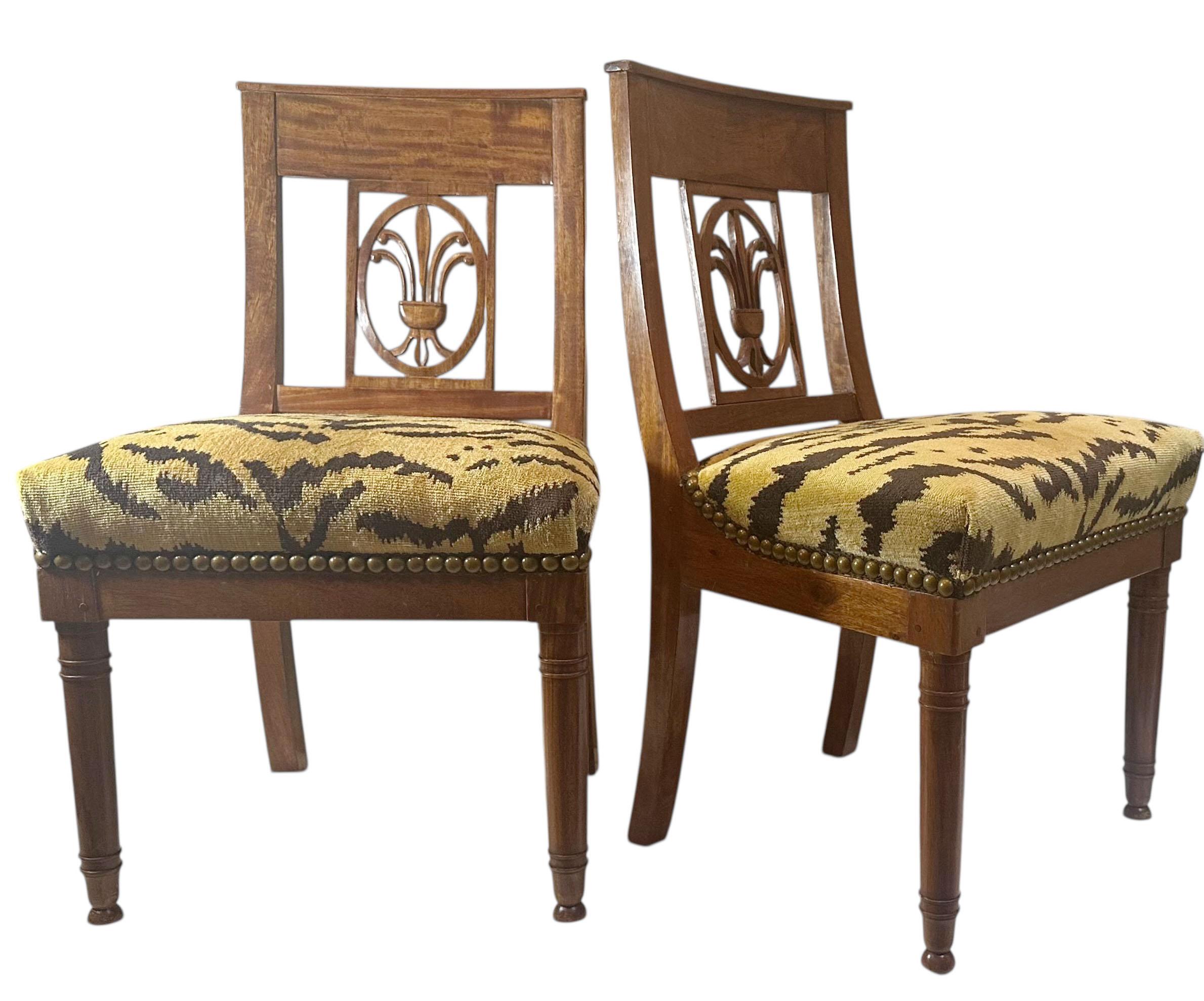 Rare et exquise paire de chaises d'enfant françaises du début du 19ème siècle, attribuée à la période de Georges Jacob. Fabriquées en acajou clair, les chaises se caractérisent par une construction chevillée et conservent une belle patine vieillie
