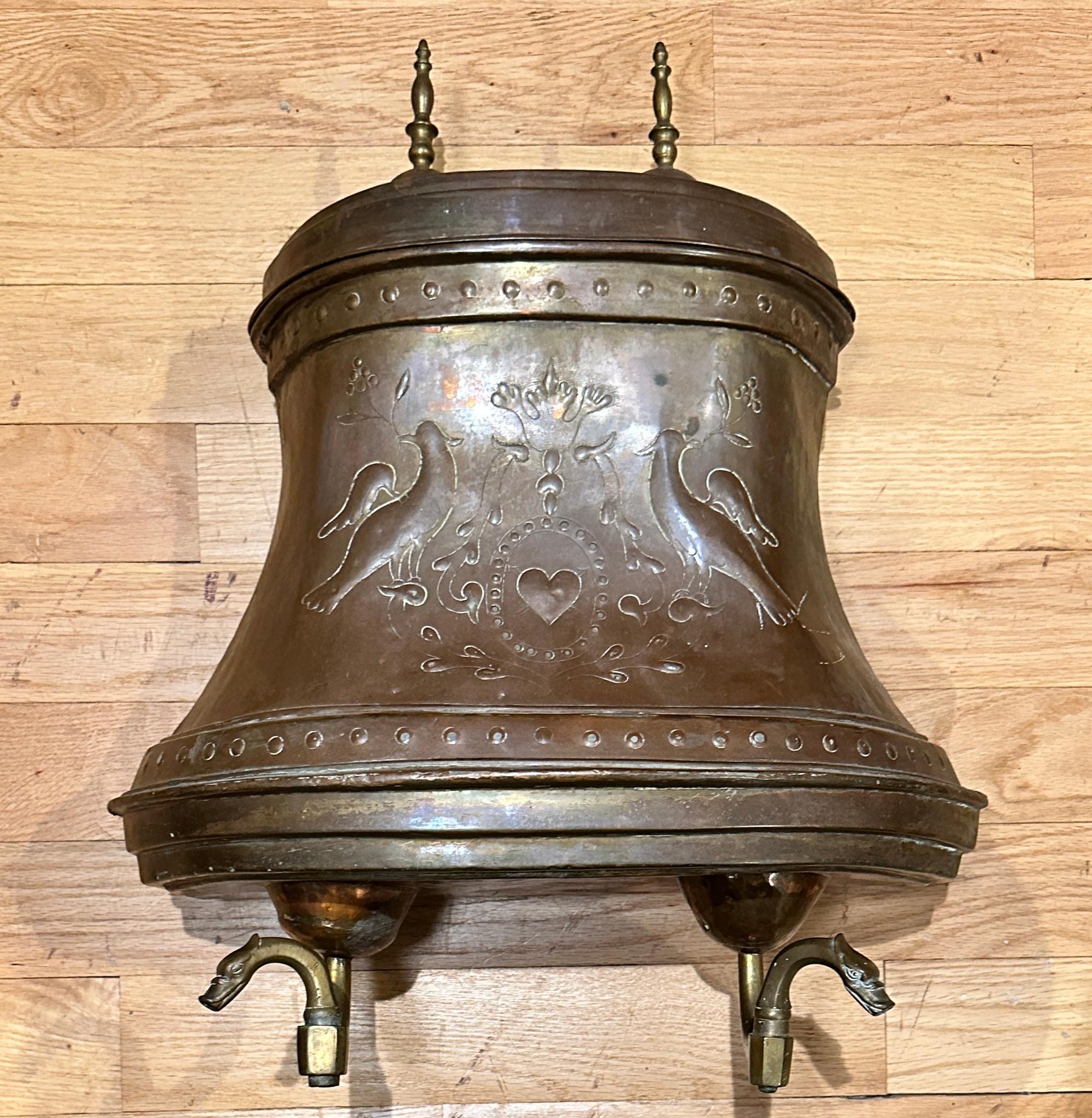 Ein Lavabo/Brunnen aus Kupfer aus dem frühen 19. Jahrhundert, das ursprünglich an der Wand im Inneren des Hauses angebracht war. Dieses zeitgenössische Stück zeigt ein Paar Tauben/Liebesvögel auf beiden Seiten eines Herzens mit Zweigen, Blättern und