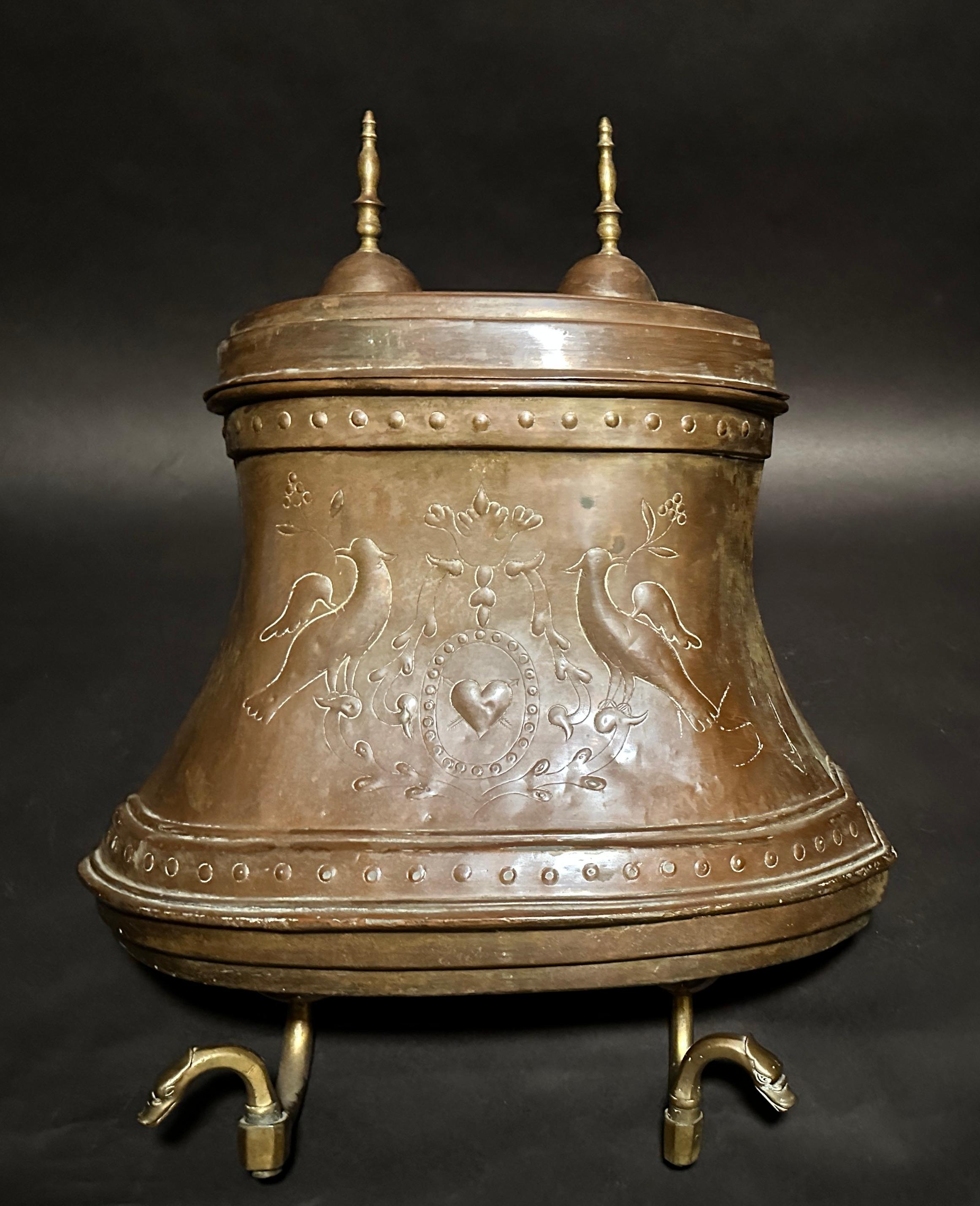 Frühes 19. Jahrhundert Französisch Kupfer Repoussé Wandbrunnen Lavabo im Zustand „Gut“ im Angebot in Norwood, NJ