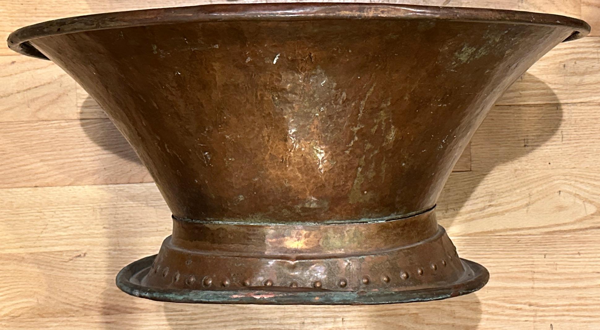 Frühes 19. Jahrhundert Französisch Kupfer Repoussé Wandbrunnen Lavabo (Bronze) im Angebot