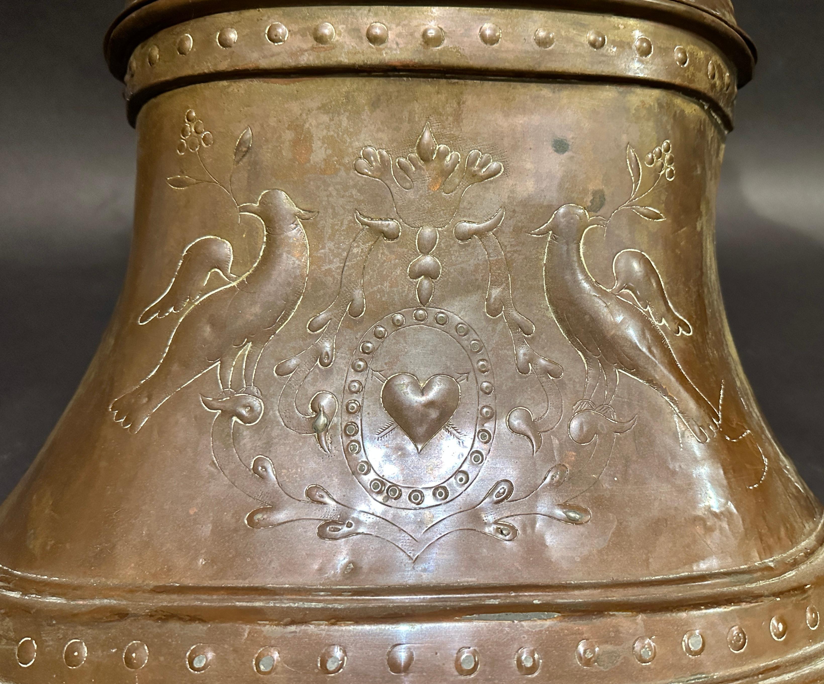 Frühes 19. Jahrhundert Französisch Kupfer Repoussé Wandbrunnen Lavabo im Angebot 1