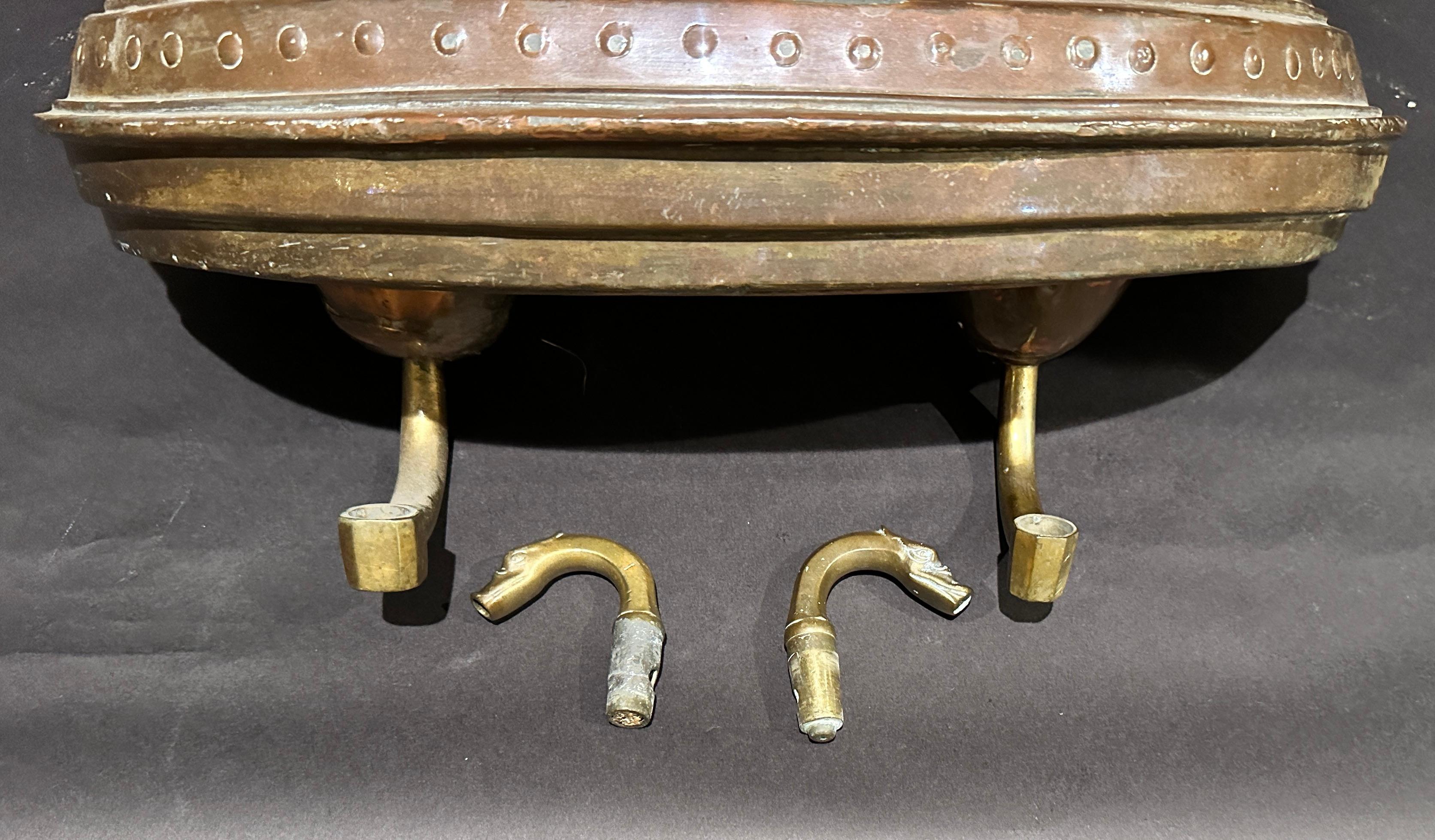 Frühes 19. Jahrhundert Französisch Kupfer Repoussé Wandbrunnen Lavabo im Angebot 2