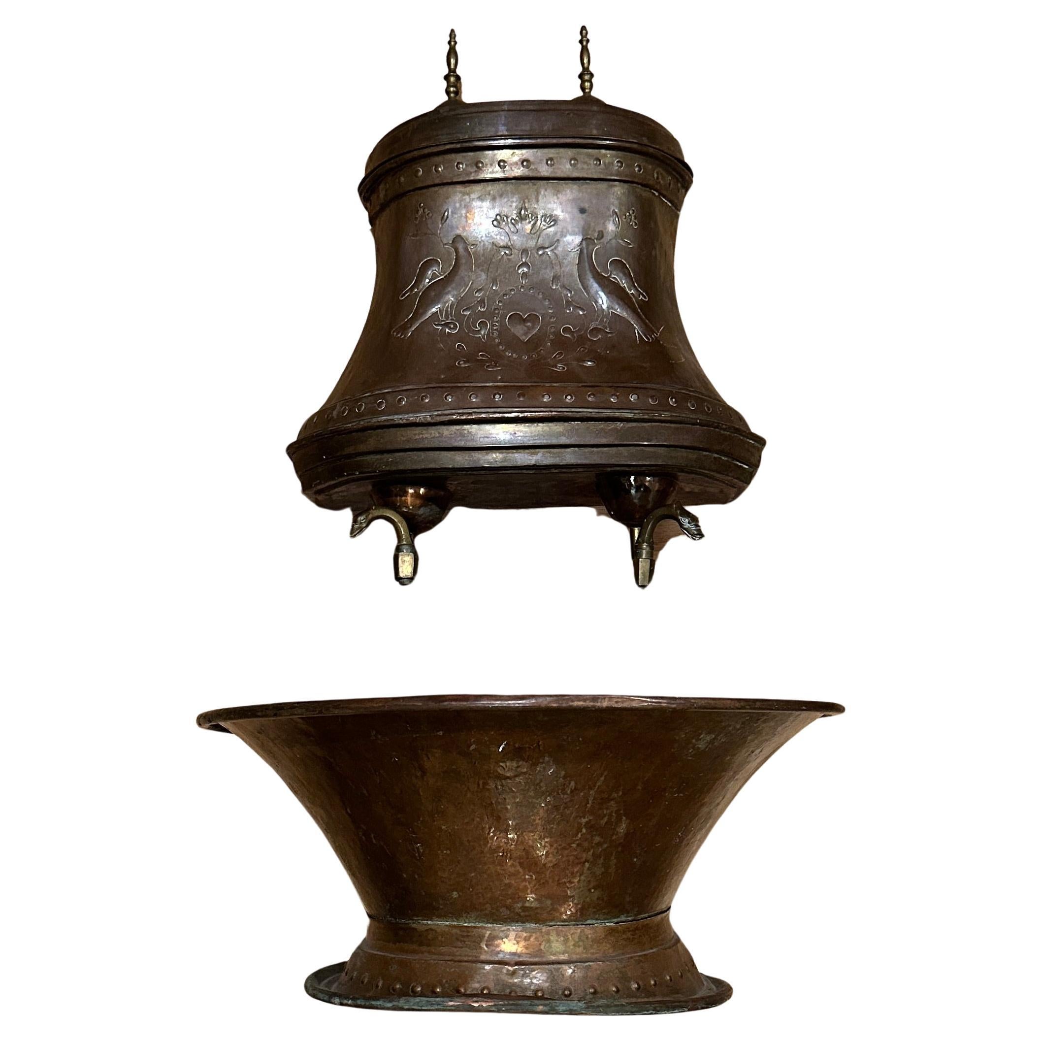 Frühes 19. Jahrhundert Französisch Kupfer Repoussé Wandbrunnen Lavabo im Angebot