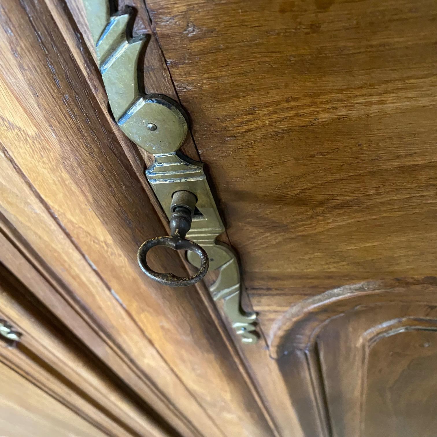Frühes 19. Jahrhundert Französisch Land Armoire Leinen Presse Kleiderschrank Schrank im Angebot 8