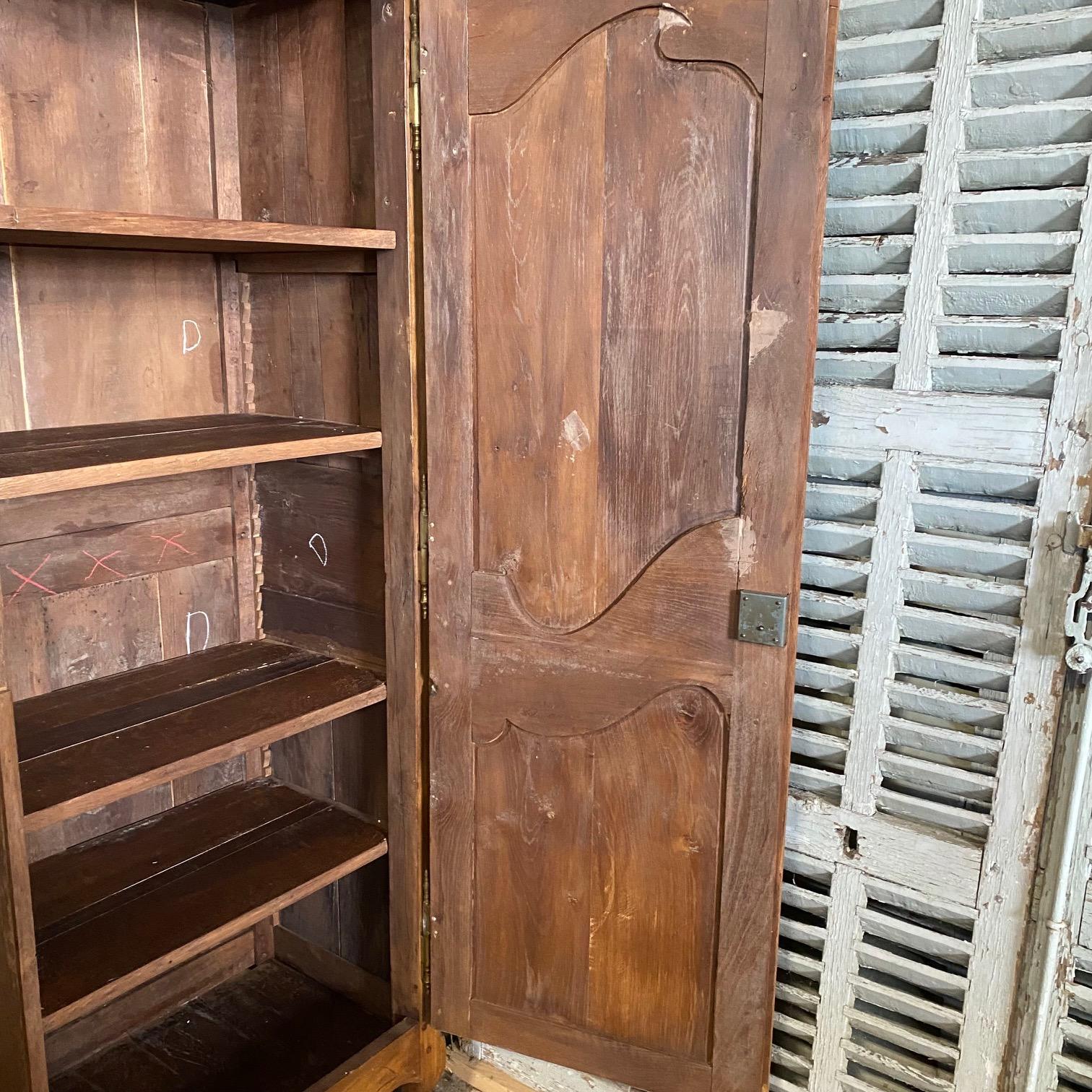 Frühes 19. Jahrhundert Französisch Land Armoire Leinen Presse Kleiderschrank Schrank im Angebot 10