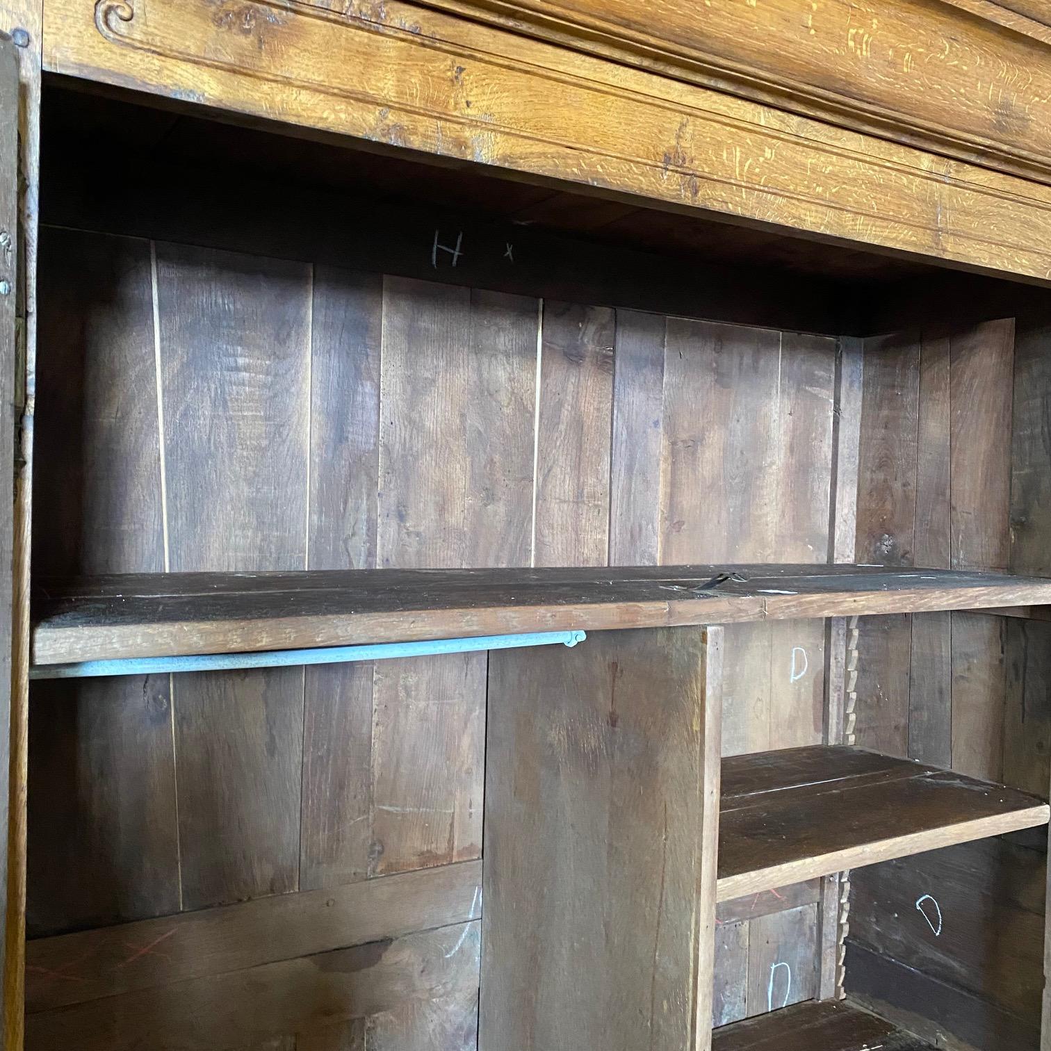 Frühes 19. Jahrhundert Französisch Land Armoire Leinen Presse Kleiderschrank Schrank im Angebot 11