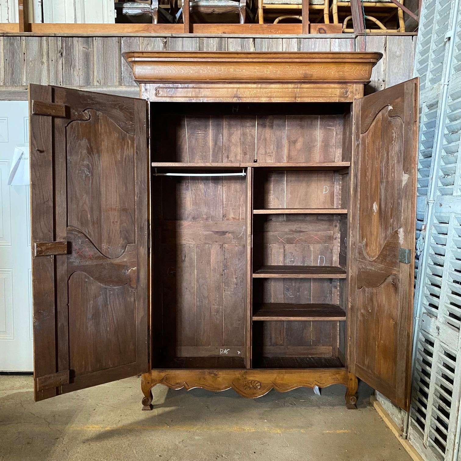 Atemberaubende frühen Französisch Land Nussbaum Kleiderschrank Wäschepresse Schrank, mit geschnitzten provinziellen Details und eine maßgeschneiderte Innenausstattung mit maßgeschneiderten Regalen und einer Bar zum Aufhängen. Inklusive