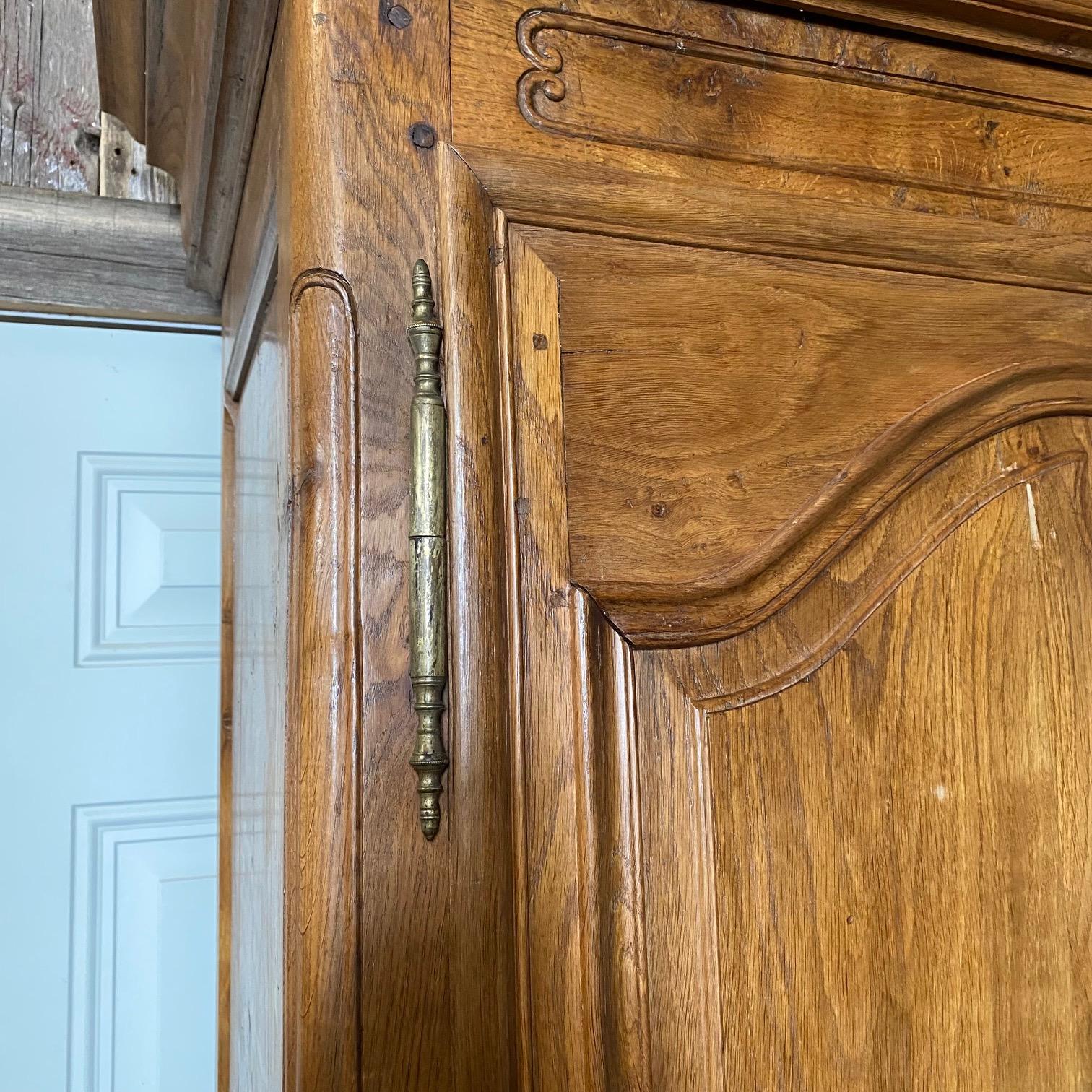 Frühes 19. Jahrhundert Französisch Land Armoire Leinen Presse Kleiderschrank Schrank im Zustand „Gut“ im Angebot in Hopewell, NJ