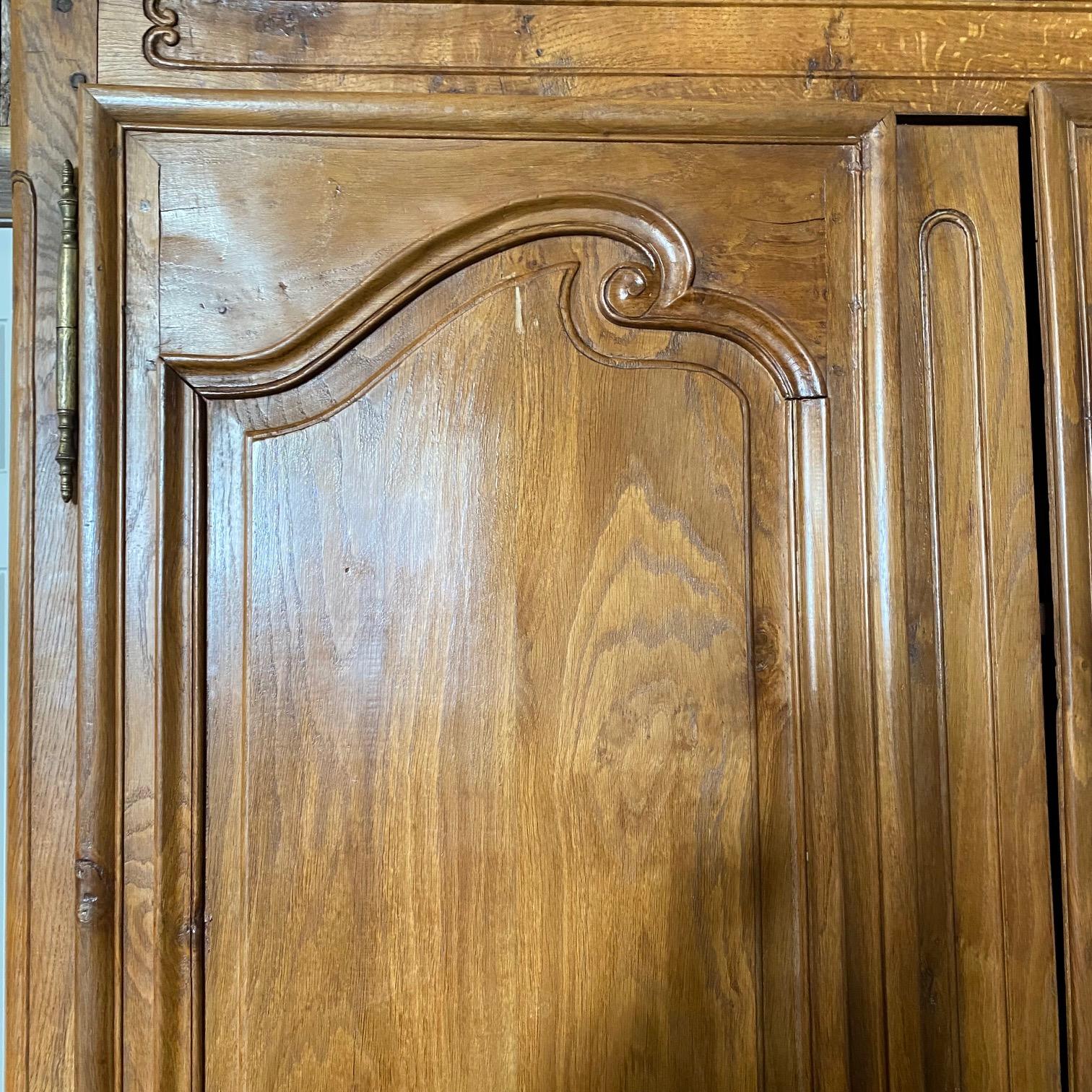 Frühes 19. Jahrhundert Französisch Land Armoire Leinen Presse Kleiderschrank Schrank (Walnuss) im Angebot